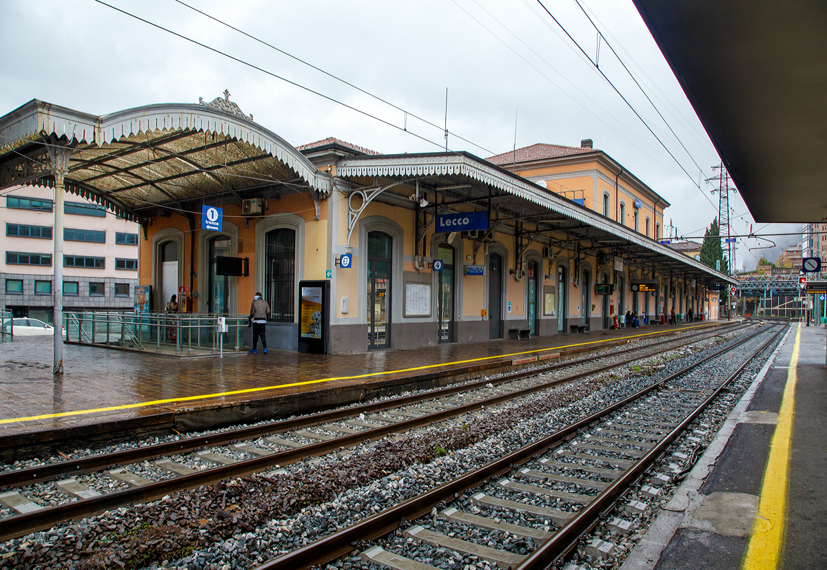 
Der Bahnhof Lecco (italienisch: Stazione di Lecco) von der Gleisseite am 03.11.2019 (bei Regen).

Der Bahnhof befindet sich westlich des Stadtzentrums und verfügt insgesamt über fünf Bahnsteiggleise. Er ist Ausgangspunkt der Bahnstrecken Como–Lecco, Lecco–Bergamo, Lecco–Mailand und Lecco–Colico. 