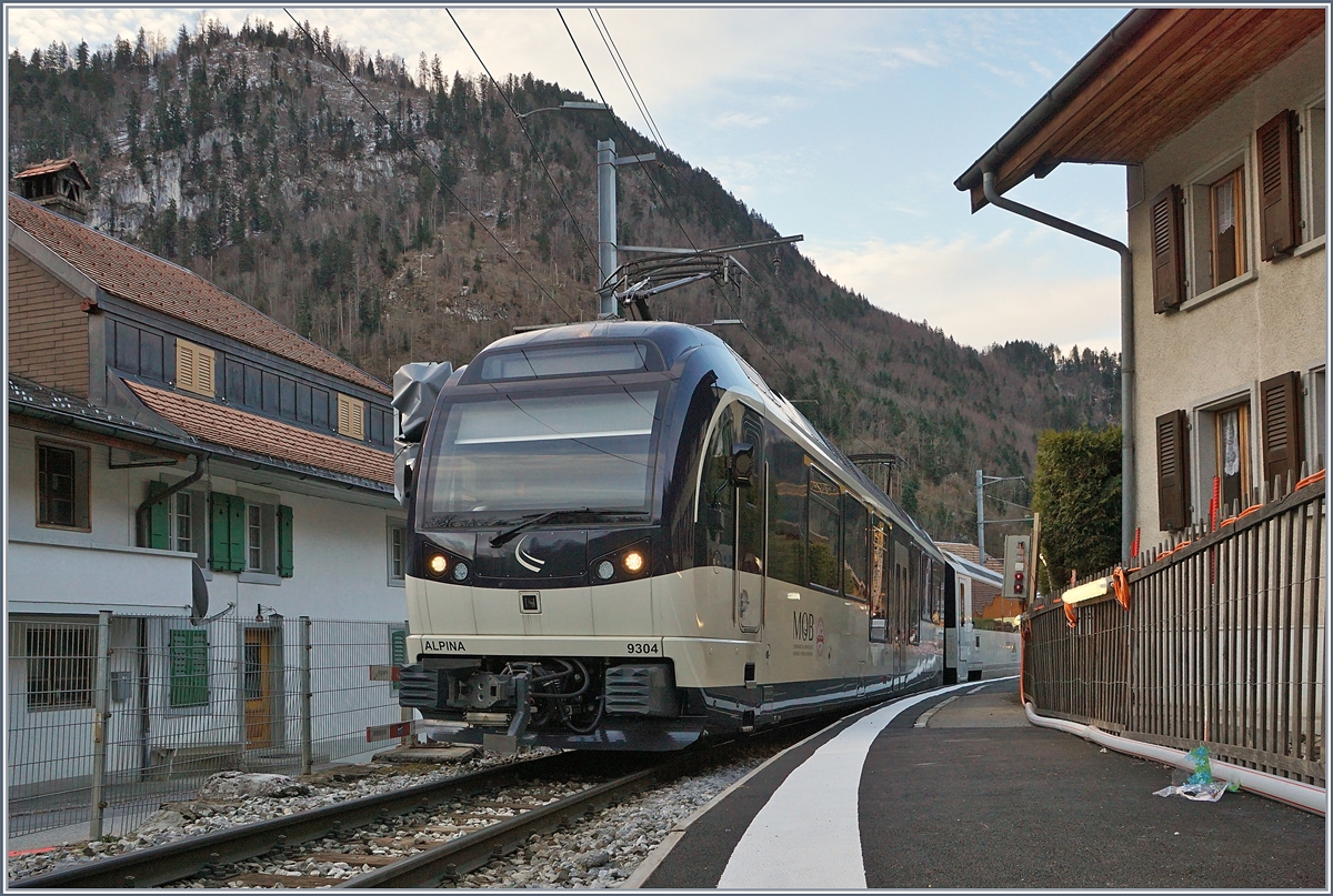 Der Bahnhof Montbovon auf der Strecke Montreux Zweisimmen gehört der TPF. Als diese den Bahnhof Montbovon im Frühjahr 2018 gründlich umbaute, war die MOB Strecke unterbrochen. Während von Osten her die Bahnersatzbus bis Montbovon fuhren, errichtete die MOB westlich des TPF Bahnhofs einen eigenen  Bahnhof , bzw. eine Bahnsteigkante. Somit konnten die Züge ab Montreux immerhin bis Montbovon fahren und auf einen wenig sinnvollen Busersatz konnte verzichtet werden. 
Im Bild der MOB ABe 4/4 9304  Alpina  der mit einem Zug nach Montreux auf die Abfahrt wartet. 

2. April 2018