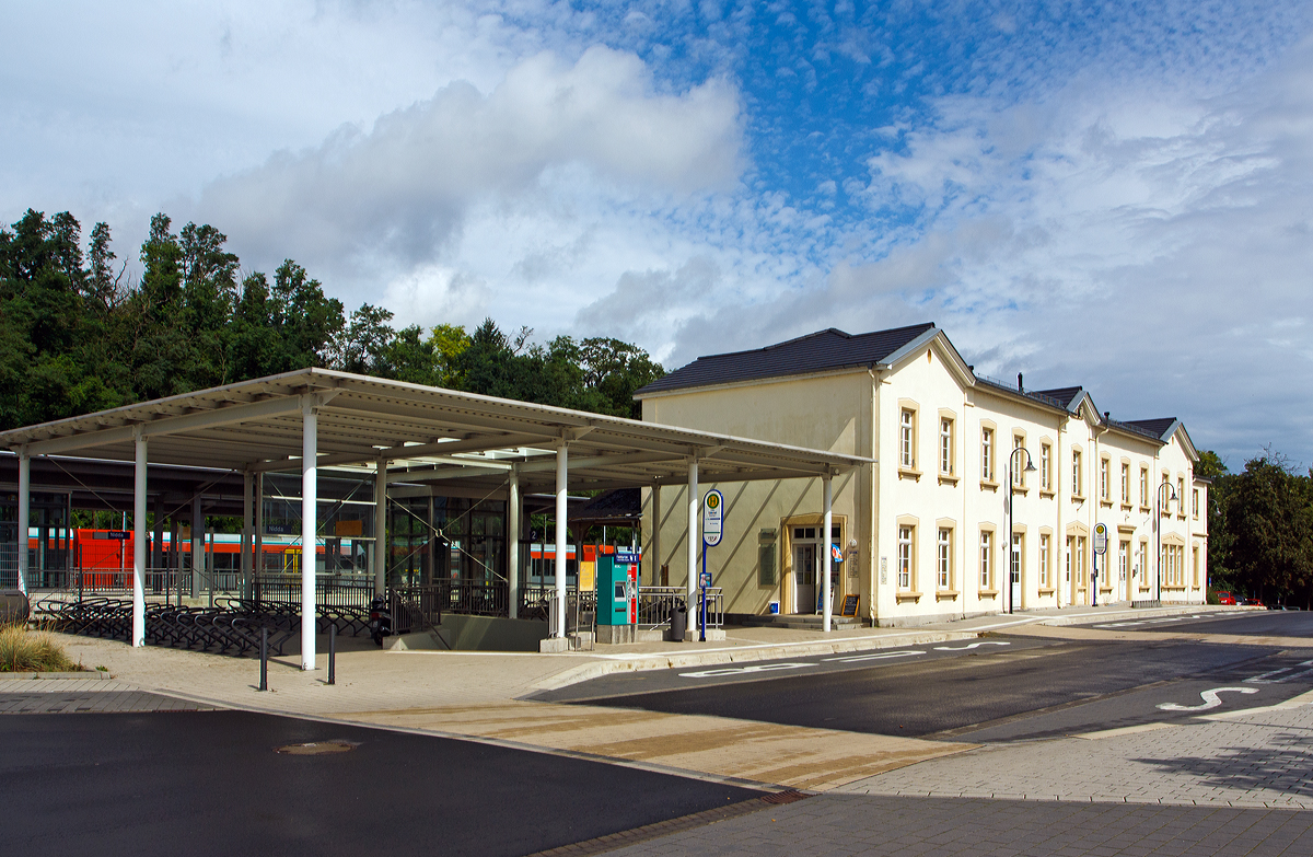 
Der Bahnhof Nidda (Wetterau) am 18.08.2014, von der Stra�enseite.

Der Bahnhof Nidda ist ein Bahnhof an der Lahn-Kinzig-Bahn (KBS 631) und ferner Endpunkt Horlofftalbahn (KBS 632).

Der Bahnhof wurde am 29. Juni 1870 als Endpunkt des zweiten Abschnitts der Lahn-Kinzig-Bahn (Hungen–Nidda) er�ffnet. Bauherr war die Oberhessische Eisenbahn-Gesellschaft. Ende November 1870 wurde die Bahnstrecke bis nach Gelnhausen verl�ngert. Am 1. Oktober 1897 wurde die Bahnstrecke Beienheim–Schotten von Beienheim �ber Nidda nach Schotten er�ffnet. Damit wurde Nidda zu einem Eisenbahnknotenpunkt in der Wetterau.

Das Empfangsgeb�ude des Bahnhofs steht unter hessischem Denkmalschutz.
