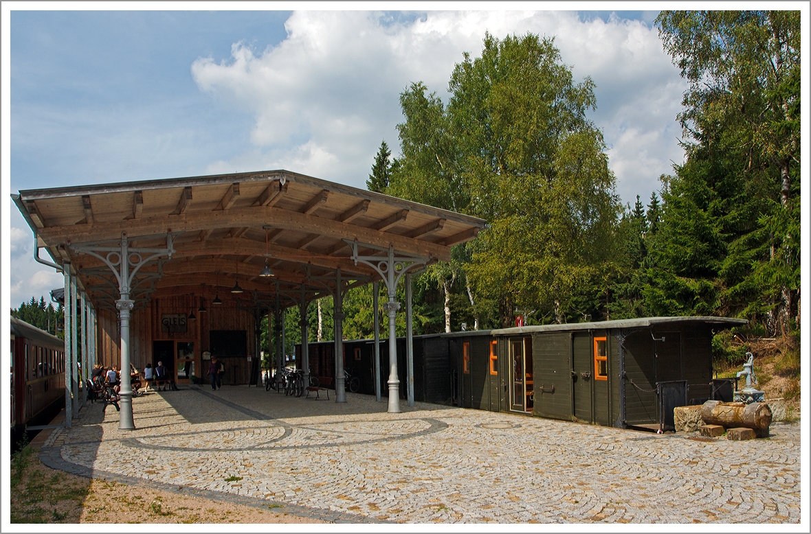 Der Bahnhof Rennsteig am 24.08.2013, Blick auf den historische G�terboden, heute als  Gleis 1  eine Erlebnisgastronomie.