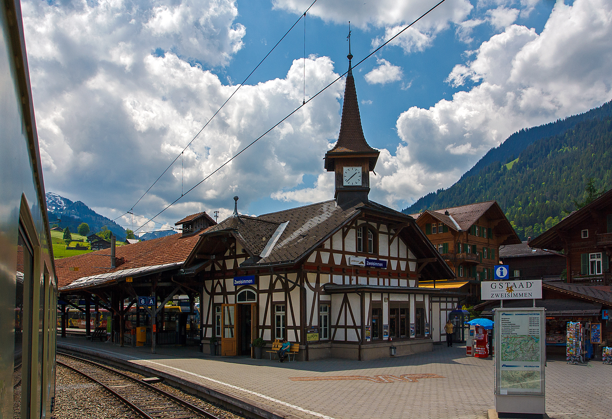 
Der Bahnhof Zweisimmen im Berner Oberland am 28.05.2012. Ein letzter Bilck nach der Abfahrt, aus einem BLS-Regionalzug nach Spiez.