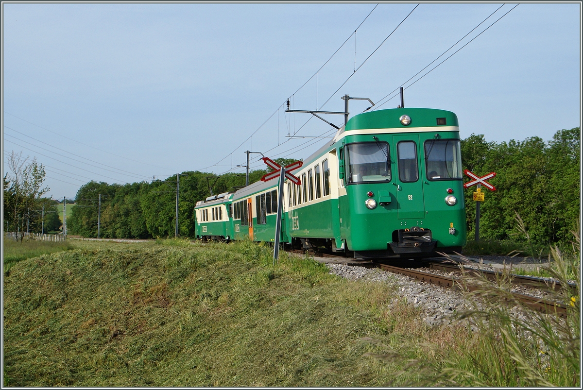 Der BAM Regionalzug 110 mit dem Bt 52 an der Spitze und dem schiebenden Be 4/4 N° 12 zwischen Chigny und Vufflens-le-Château. 
12. Mai 2015