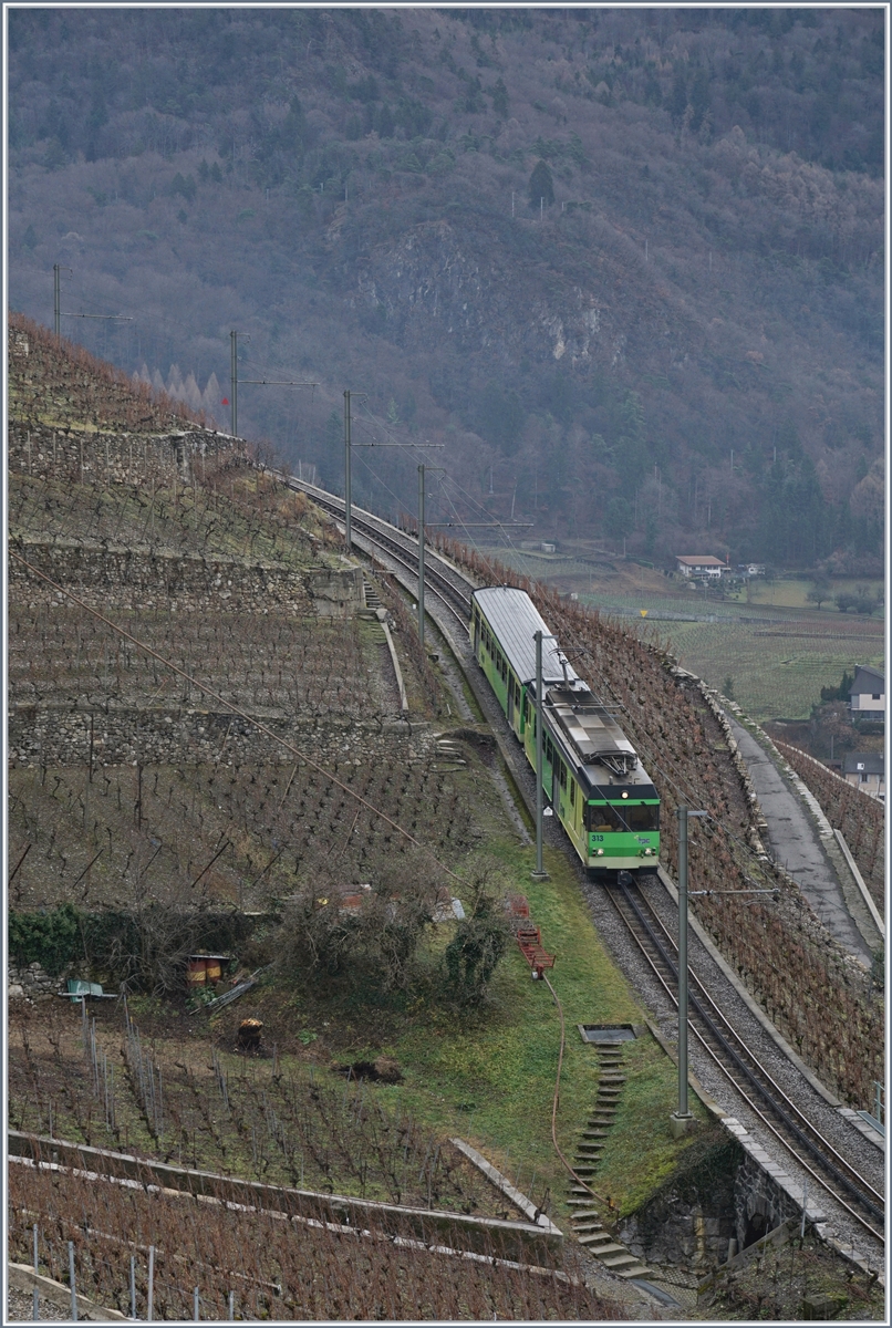Der BDeh 4/4 313 mit seine Bt 363 auf der 230 Promiller Rampe oberhalb von Aigle wird in wenigen Minuten den Talboden erreichen.
7. Jan. 2018