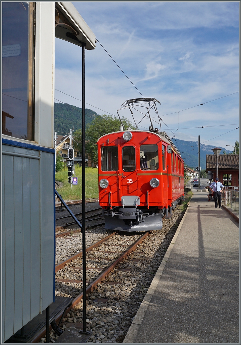 Der Bernina Bahn RhB ABe 4/4 I 35 der Blonay Chamby Bahn ist als letzter Zug von Chaulin in Blonay angekommen und wird nun f�r die Leerr�ckfahrt ins Museum einen hier stehenden Personenwagen mitnehmen. 

4. Aug. 2028
