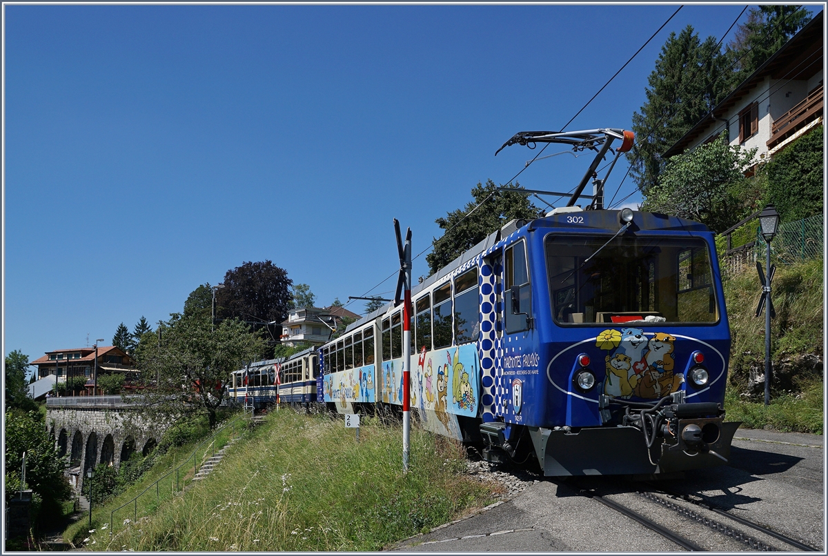 Der Bhe 4/8 302 und ein weiterer auf der Fahrt Richtung Rochers de Naye erreichen Glion.
7. Aug. 2016