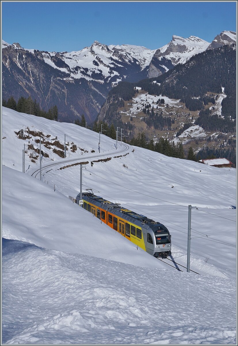 Der BLM Be 4/6 102  Mönch  ist auf dem Weg von der Grütschalp nach Mürren und konnte auf etwa der halben Strecke zwischen der Grütschalp und Winteregg fotografiert werden. 

18. Februar 2025