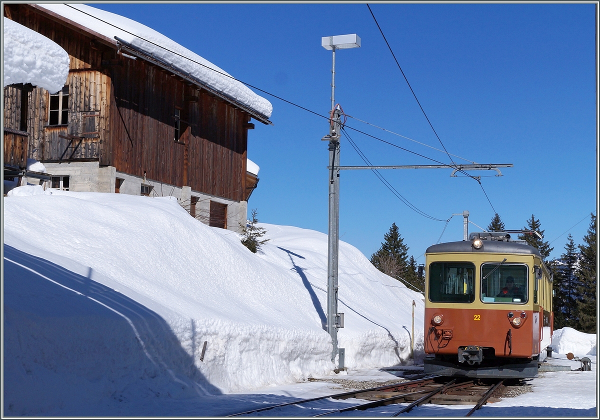 Der BLM Treibwagen Be 4/4 22 erreicht die Kreuzungsstation Winteregg.
9. März 2014