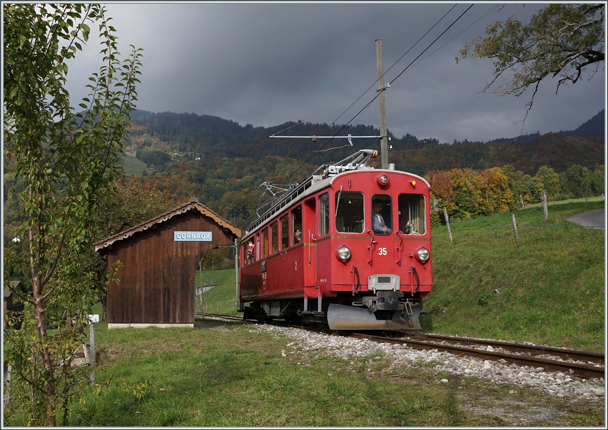 Der Blonay-Chamby Bernina Bahn ABe 4/4 I N° 35 auf seiner Fahrt nach Chaulin beim Halte in Cornaux. 

18. Okt. 2020