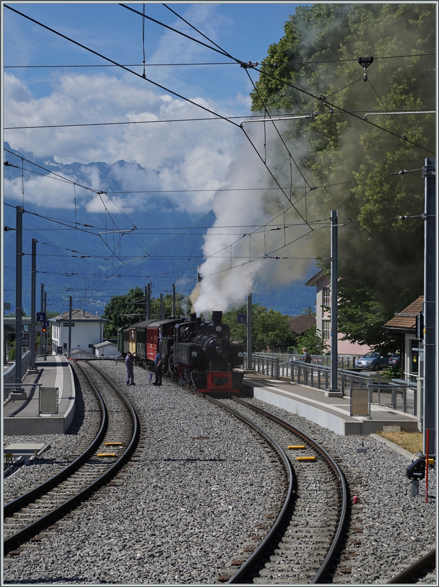 Der Blonay-Chamby Extrazug von Vevey nach Chaulin wartet in St-Légier Gare auf den Gegenzug. so dass die Lokmannschaft und die beide Dampfloks G 2x 2/2 105 und HG 3/4 N° 3 etwas verschnaufen können.

6. Juni 2022