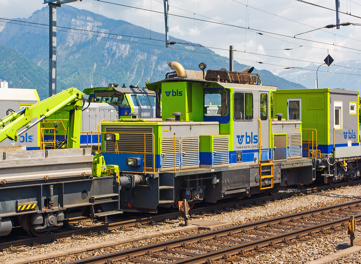 
Der BLS Baudiensttraktor Tm 235 093- 2 (Tm 98 85 5 235 093-2 CH-BLS), ex BLS Tm 2/2 93 ist am 28.05.2012 beim Bahnhof Spiez (aufgenommen aus einfahrendem Zug) abgestellt.

Die dieselelektrische Baudienstlokomotive wurde 1981 von Stadler Fahrzeuge AG in Bussnang unter der Fabriknummer 153 gebaut, die Elektrik ist von BBC, der Dieselmotor von Mercedes-Benz.

Vier dieser thermischen Traktoren (Tm 235 091-094) wurden von der BLS bei der Stadler AG bestellt und 1980 bis 1981 gebaut.

TECHNISCHE DATEN:
Spurweite: 1.435 mm (Normalspur)
Achsfolge: Bo
L�nge �ber Puffer:  10.300 mm
Achsabstand: 5.000 mm
Raddurchmesser:  960 mm
H�he: 4.120 mm
Eigengewicht: 39 t
H�chstgeschwindigkeit: 80 km/h (Schleppfahrt 75 km/h)
Bremse: OP-Ah, Ci, Wb, Hf
Motoren: zwei 12-Zylinder Mercedes-Benz Dieselmotor
Leistung an der Welle: 2x 350 kW
