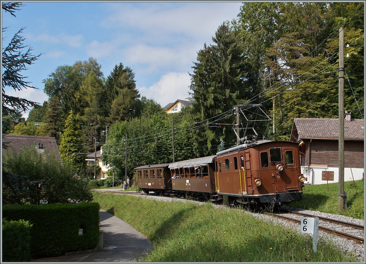 Der BOB Museumszug auf der Fahrt von Blonay nach Chamby kurz nach der Abfahrt in Blonay. 
14. Sept. 2014