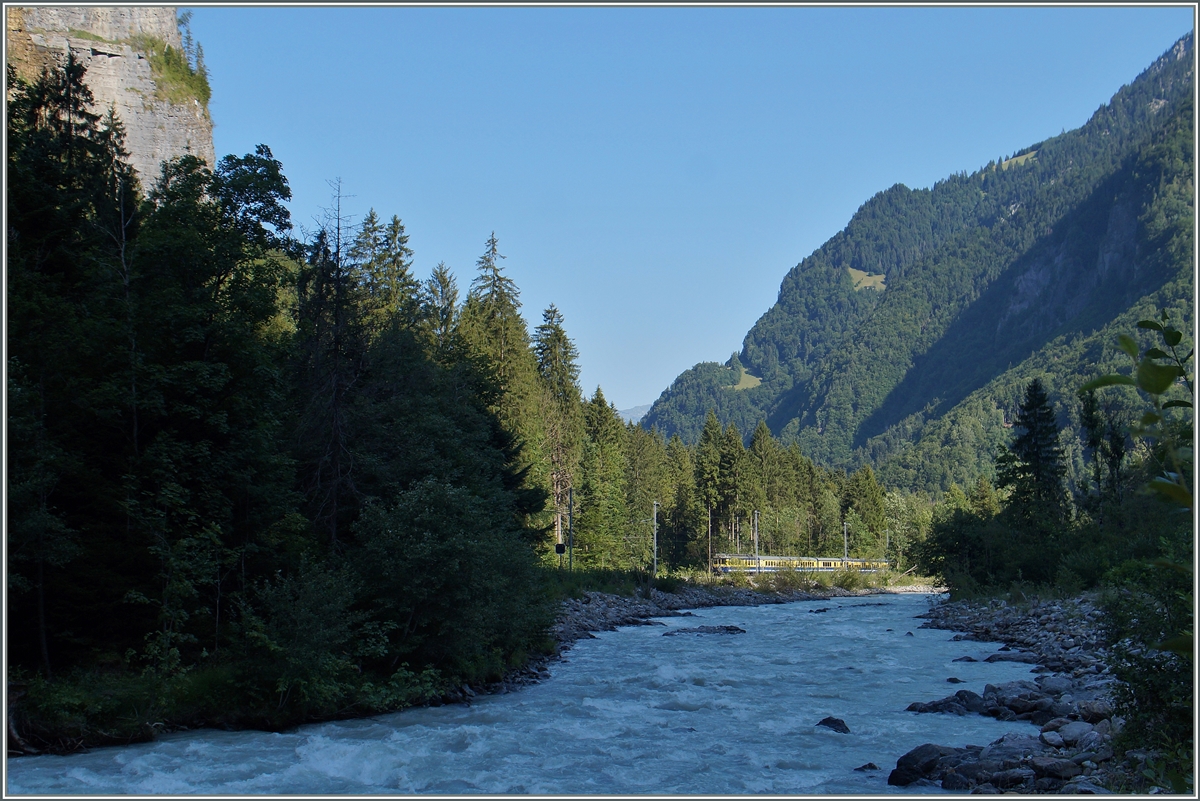 Der BOB Regionalzug 149 hat vor wenigen Minuten Zweilütschinen verlassen und fährt nun der  Weissen Lütschine  entlang nach Lauterbrunnen.
7. August 2015 