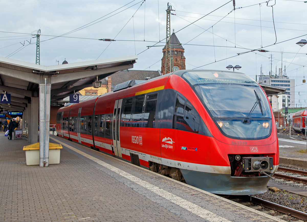 
Der Bombardier Talent Dieseltriebzug 643 533/943 033/643 033 (95 80 0643 533-2 D-DB/95 80 0943 014-0 D-DB/95 80 0643 033-3 D-DB/95 80 0943 033-0 D-DB) der DB Regio Südwest (Lahn-Eifel-Bahn) steht als RE 25  Lahntalexpress  Gießen – Limburg – Koblenz am 27.03.2015 im Bahnhof Gießen bereit. 

Der Triebzug wurde 2000 von Bombardier gebaut. 

Auch wenn der Fahrkomfort etwas höher sein soll, so ist dies auf der Lahntalbahn ein Rückschritt. Vor dem Fahrplanwechsel im Dezember 2014 wurde der Lahntalexpress mit Zügen der Baureihe 612 (Bombardier „RegioSwinger“) mit aktiver Neigetechnik gefahren. Diese Züge fuhren schneller durch das kurvenreiche Lahntal und erreichten eine Höchstgeschwindigkeit von 160 km/h.Die nun eingesetzten Züge ohne Neigetechnik sind langsamer. Obwohl nicht mehr in Eschhofen gehalten wird, fahren die Züge in Koblenz Hbf sechs Minuten früher ab, was zu kürzeren Umsteigezeiten führt. Durch die schlechtere Beschleunigung der Züge können Verspätungen auch nicht mehr aufgeholt werden.