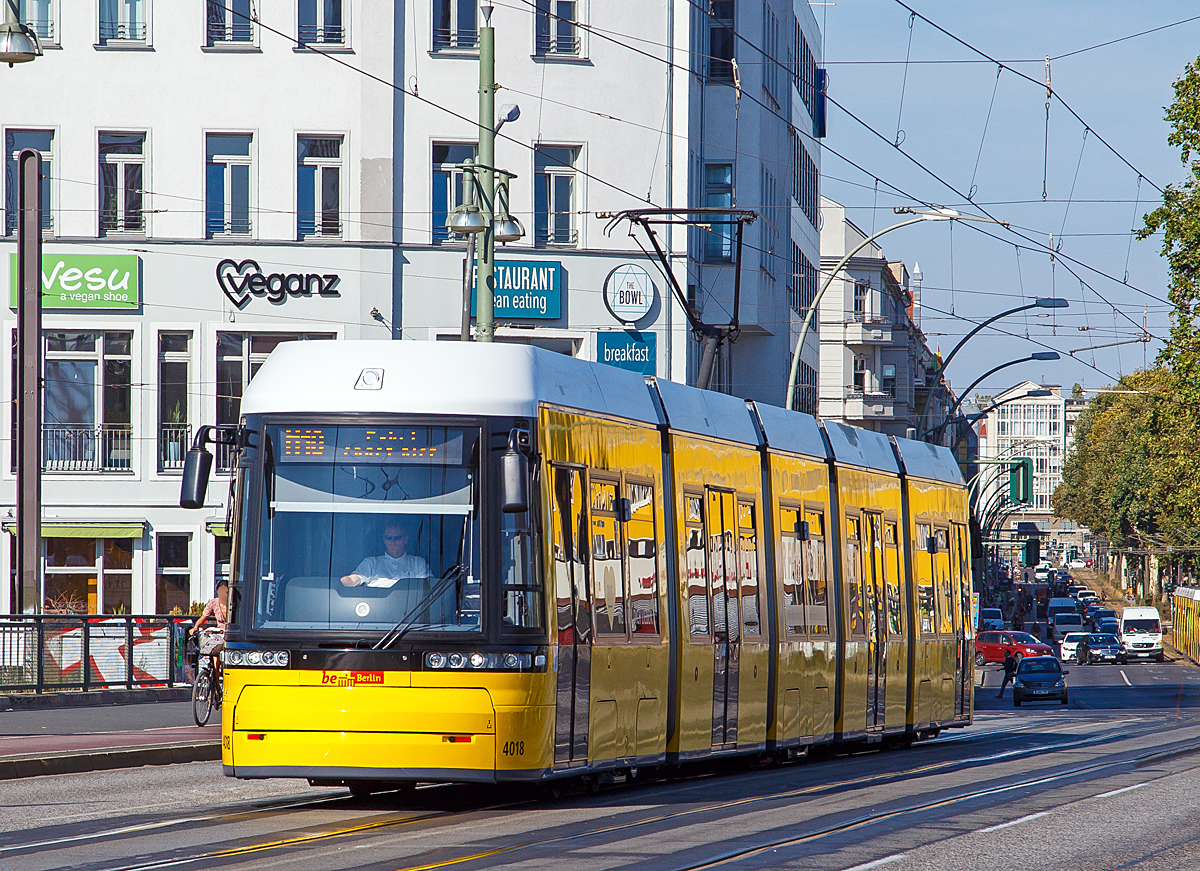 Der BVG 4018 ein f�nfteiliger Bombardier Flexity Berlin vom Typ  GT6-08 ZR am 18.09.2018 auf der Warschauer Stra�e in Berlin (Warschauer Br�cke).

Der Niederflur-Stra�enbahnwagen wurde 2013 von Bombardier unter der Fabriknummer 758/4018 gebaut. Die vier Vorserienz�ge entstanden komplett im Werk Bautzen, das f�r die Serienproduktion lediglich den Rohbau in das Bombardier-Werk Hennigsdorf liefert. Dort erfolgt mit Zulieferungen aus Mannheim und Siegen die Endmontage und Inbetriebnahme. Das Werk Hennigsdorf liefert j�hrlich 20 bis 24 Z�ge aus.

Der Bombardier Flexity Berlin ist ein Niederflur-Stra�enbahnwagen der Flexity-Reihe von Bombardier Transportation. Er ist eine Weiterentwicklung basierend auf dem Adtranz Incentro.

Im Zuge der Erneuerung ihrer Stra�enbahnflotte bestellten die Berliner Verkehrsbetriebe (BVG) 100% Niederflurfahrzeuge des Typs BOMBARDIER FLEXITY  Berlin.

Zun�chst (2008) wurden vier Vorserienfahrzeuge in verschiedenen Konfigurationen geliefert: je ein Ein- und Zweirichtungsfahrzeug mit einer L�nge von 30,8 m (f�nfteiliger GT6-08) sowie je ein Ein. Und Zweirichtungsfahrzeug mit einer L�nge von 40 m  (siebenteiliger GT8-08). Bis Sommer 2020 soll der 210. und letzte Zug geliefert sein.

TECHNISCHE DATEN (GT6-08 ZR):
Spurweite: 	1.435 mm
Achsfolge: (Bo)' 2(Bo)'
L�nge: 30.800 mm
H�he:  3.450 mm
Breite:  2.400 mm
Achsabstand im Drehgestell: 1.800 mm
Leergewicht: 39,1 t
H�chstgeschwindigkeit: 70 km/h
Beschleunigung: 0,73 m/s� 
Raddurchmesser: 660 mm (neu) / 580 mm (abgenutzt)
Stromsystem:  600 V und 750 V Gleichstrom (mit Energier�ckspeisung ins Netz)
Strom�bertragung:  Oberleitung
Fahrmotoren: 8 wassergek�hlte Drehstrom-Asynchronmotoren vom Typ DKWBZ 1606-4
Dauerleistung: 8 x 50 kW = 400 kW
Sitzpl�tze: 52
Stehpl�tze: 132
Fu�bodenh�he: 	355 m
T�ren (je Seite): 4 elektrische doppelfl�gelige Au�enschwenkschiebet�ren, lichte Breite 1.300 mm
Niederfluranteil: 	100 %
Kleinster bef. Halbmesser: 	17,25 m
Bremsen: Scheibenbremse; elektrohydraulische Federspeicherbremse; Magnetschienenbremse 6 x 68 kN
