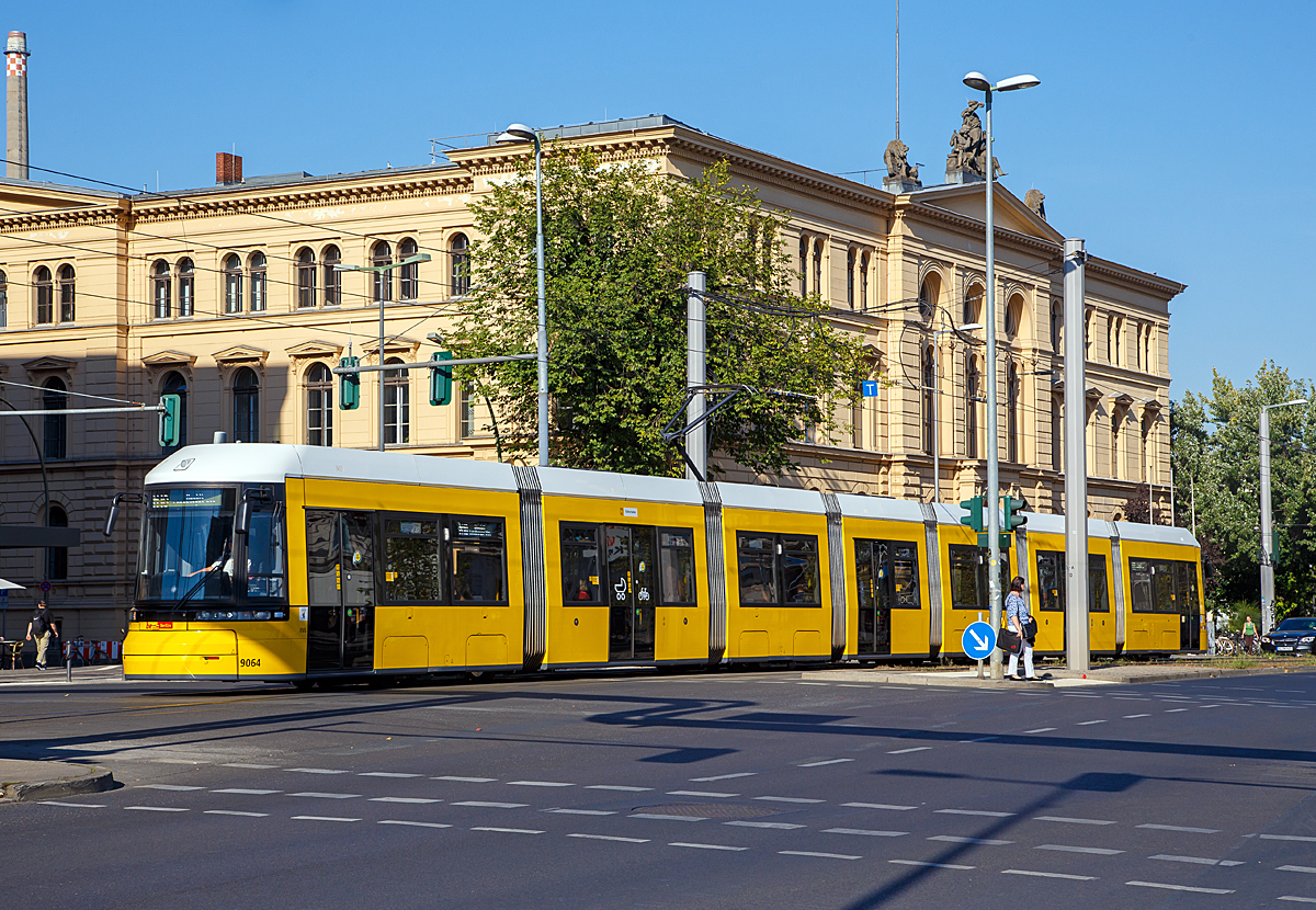 
Der BVG 9064 ein siebenteiliger Bombardier Flexity Berlin vom Typ  GT8-08 ZR am 18.09.2018 beim Europaplatz Berlin.

Der Niederflur-Straßenbahnwagen wurde 2017 von Bombardier unter der Fabriknummer 759/9064 gebaut. Die vier Vorserienzüge entstanden komplett im Werk Bautzen, das für die Serienproduktion lediglich den Rohbau in das Bombardier-Werk Hennigsdorf liefert. Dort erfolgt mit Zulieferungen aus Mannheim und Siegen die Endmontage und Inbetriebnahme. Das Werk Hennigsdorf liefert jährlich 20 bis 24 Züge aus.

Der Bombardier Flexity Berlin ist ein Niederflur-Straßenbahnwagen der Flexity-Reihe von Bombardier Transportation. Er ist eine Weiterentwicklung basierend auf dem Adtranz Incentro.

Im Zuge der Erneuerung ihrer Straßenbahnflotte bestellten die Berliner Verkehrsbetriebe (BVG) 100% Niederflurfahrzeuge des Typs BOMBARDIER FLEXITY  Berlin.

Zunächst (2008) wurden vier Vorserienfahrzeuge in verschiedenen Konfigurationen geliefert: je ein Ein- und Zweirichtungsfahrzeug mit einer Länge von 30,8 m (fünfteiliger GT6-08) sowie je ein Ein. Und Zweirichtungsfahrzeug mit einer Länge von 40 m  (siebenteiliger GT8-08). Bis Sommer 2020 soll der 210. und letzte Zug geliefert sein.

Bombardier und die BVG haben gemeinsam ein zukunftsweisendes Fahrzeugkonzept erstellt, gemäß den Ansprüchen an moderne öffentliche Verkehrsmittel. Durch breite Doppeltüren und ebene Einstiege bieten die neuen Berliner Straßenbahnen besonders leichte Zugänglichkeit und werden den Bedürfnissen von Fahrgästen mit eingeschränkter Mobilität gerecht.

Die Fahrzeugbreite von 2,4 Metern schafft einen geräumigen Fahrgastraum mit optimaler Raumausnutzung. Großzügige Multifunktionsbereiche bieten ausreichend Platz für Kinderwagen, Rollstühle und Fahrräder. Für angenehme Temperaturen sorgt eine Klimaanlage im Fahrer- und Passagierbereich.

TECHNISCHE DATEN (GT8-08 ZR):
Spurweite: 	1.435 mm
Achsfolge: (Bo)' (Bo)' 2(Bo)'
Länge: 40.000 mm
Höhe:  3.450 mm
Breite:  2.400 mm
Achsabstand im Drehgestell: 1.800 mm
Leergewicht: 51,5 t
Höchstgeschwindigkeit: 70 km/h
Beschleunigung: 0,65 m/s² 
Raddurchmesser: 660 mm (neu) / 580 mm (abgenutzt)
Stromsystem:  600 V und 750 V Gleichstrom (mit Energierückspeisung ins Netz)
Stromübertragung:  Oberleitung
Fahrmotoren: 12 wassergekühlte Drehstrom-Asynchronmotoren vom Typ DKWBZ 1606-4
Dauerleistung: 12 x 50 kW = 600 kW
Sitzplätze: 69
Stehplätze: 174
Fußbodenhöhe: 	355 m
Türen (je Seite): 5 elektrische doppelflügelige Außenschwenkschiebetüren, lichte Breite 1.300 mm
Niederfluranteil: 	100 %
Kleinster bef. Halbmesser: 	17,25 m
Bremsen: Scheibenbremse; elektrohydraulische Federspeicherbremse; Magnetschienenbremse 8 x 68 kN

Die Straßenbahn Berlin:
Die Berliner Straßenbahn ist eines der ältesten und das drittgrößte Straßenbahnnetz der Welt (Stand: 2017), nach denen in Melbourne und Sankt Petersburg. Betreiber sind die 1929 gegründeten Berliner Verkehrsbetriebe (BVG). Das normalspurige (1.435 mm) Netz hat eine Streckenlänge von 193,6 Kilometern und 808 Richtungshaltestellen. Die Fahrdrahtspannung der Oberleitung beträgt derzeit noch 600 V, wobei eine Umstellung auf 750 V diskutiert wird. 22 Linien bilden ein Liniennetz von rund 300 Kilometern.
Im Jahr 2016 beförderte die Berliner Straßenbahn 197 Millionen Fahrgäste.

In Berlin gab es seit 1865 eine Pferdebahn. Bis Ende des 19. Jahrhunderts wurde das Netz auf elektrischen Betrieb umgestellt. Mit der Teilung der Stadt, nach dem 2. Weltkrieg, wurde die BVG in einen westlichen und einen östlichen Betrieb gespalten, die 1992 wieder vereinigt wurden. In West-Berlin (Westsektoren) wurden bis 1967 alle Straßenbahnlinien stillgelegt. Mit Ausnahme von drei Streckenteilen, die nach der deutschen Wiedervereinigung in den Westteil der Stadt verlängert wurden, verkehrt die Straßenbahn heute nur noch im ehemaligen Ostteil der Stadt.

Es war einmal:
Die  BVG betrieb im Gründungsjahr der 93 Straßenbahnlinien und ein Netz mit 634 Kilometern Streckenlänge, besaß 4.000 Straßenbahnfahrzeuge und beschäftigte 14.400 Personen allein bei der Straßenbahn. Die Straßenbahn leistete pro Jahr 170 Millionen Wagenkilometer und beförderte 929 Millionen Fahrgäste.

In Westberlin:
Ab 1954 gab es in West-Berlin eine Änderung der Verkehrspolitik, die auf einen Ersatz des Straßenbahnverkehrs durch Erweiterung der U-Bahn- und Omnibusstrecken zielte. Die Straßenbahn wurde als veraltet und überflüssig betrachtet. Ab 1954 wurden die Straßenbahnlinien nach und nach durch Omnibusse und in Einzelfällen durch die in den Folgejahrzehnten großzügig ausgebaute U-Bahn ersetzt. Ende 1962 gab es im Westteil der Stadt nur noch 18 Straßenbahnlinien. Am 2. Oktober 1967 wurde in West-Berlin die letzte Straßenbahnlinie mit der Nummer 55 stillgelegt. 

Aktueller Fahrzugbestand im Liniendienst (Stand 31.Dez. 2017):
40 Tatra KT4D, 105 GT6N, 45 GT6N-ZR und 152 Flexity Berlin
