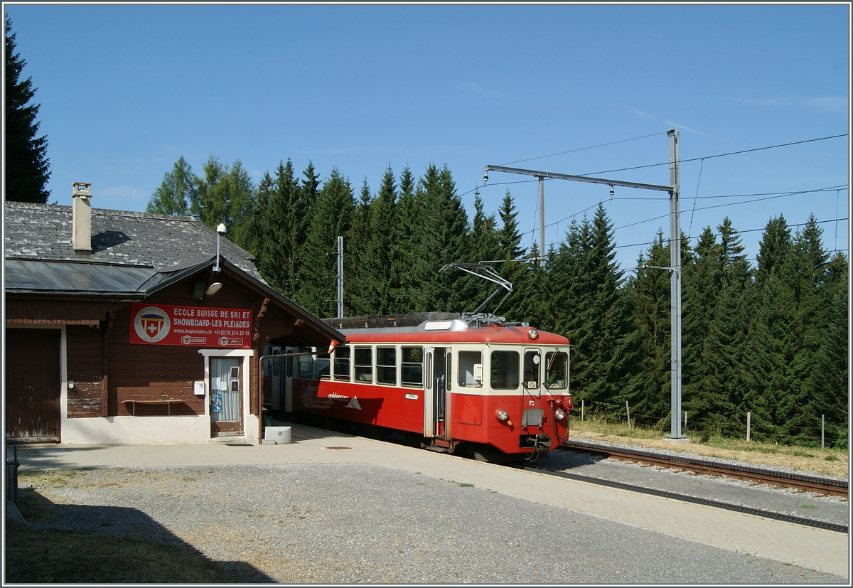 Der CEV BDeh 2/4 73 wartet auf Les Pleiades auf Fahrgäste Richtung Blonay.
22. Juli 2015