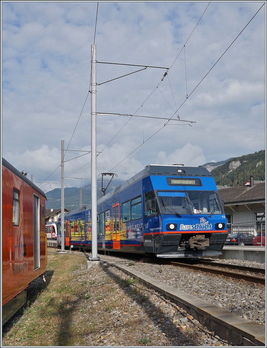Der CEV Be 2/6 7004  Montreux  zeigt sich als MIB Be 2/6 N° 13 in einem wunderschönen, einladenden blauen Farbkleid am Bahnsteig in Meiringen, einer der wohl ungeschicktesten Fotostellen die ich kenne... Doch da der ex CEV GTW seine schöne blaue Lackierung unerwarteterweise nur sehr kurz trug, fand ich auch dieses Bild zeigenswert.

22. Sept. 2020