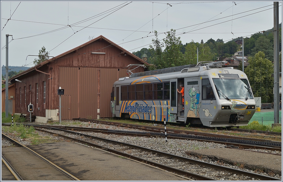 Der CEV Beh 2/4 N° 72 wartet in Blonay auf einen neuen Einsatz.

3. Juli 2019