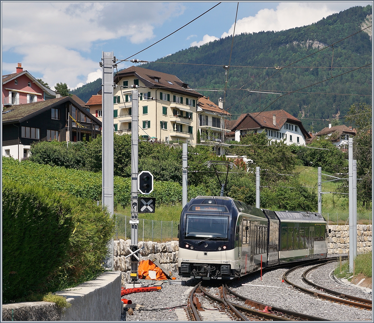 Der CEV MVR ABeh 2/6 7507 verlässt St-Légier Gare Richtung Les Pléiades; der Bahnhof St-Légier Gare ist nun fast fertig gestellt, auch wenn noch kleinere Arbeiten ausgeführt werden müssen wie z.B. die Inbetriebnahme der Weiche welche der Zug garde befährt. 

7. Juli 2019