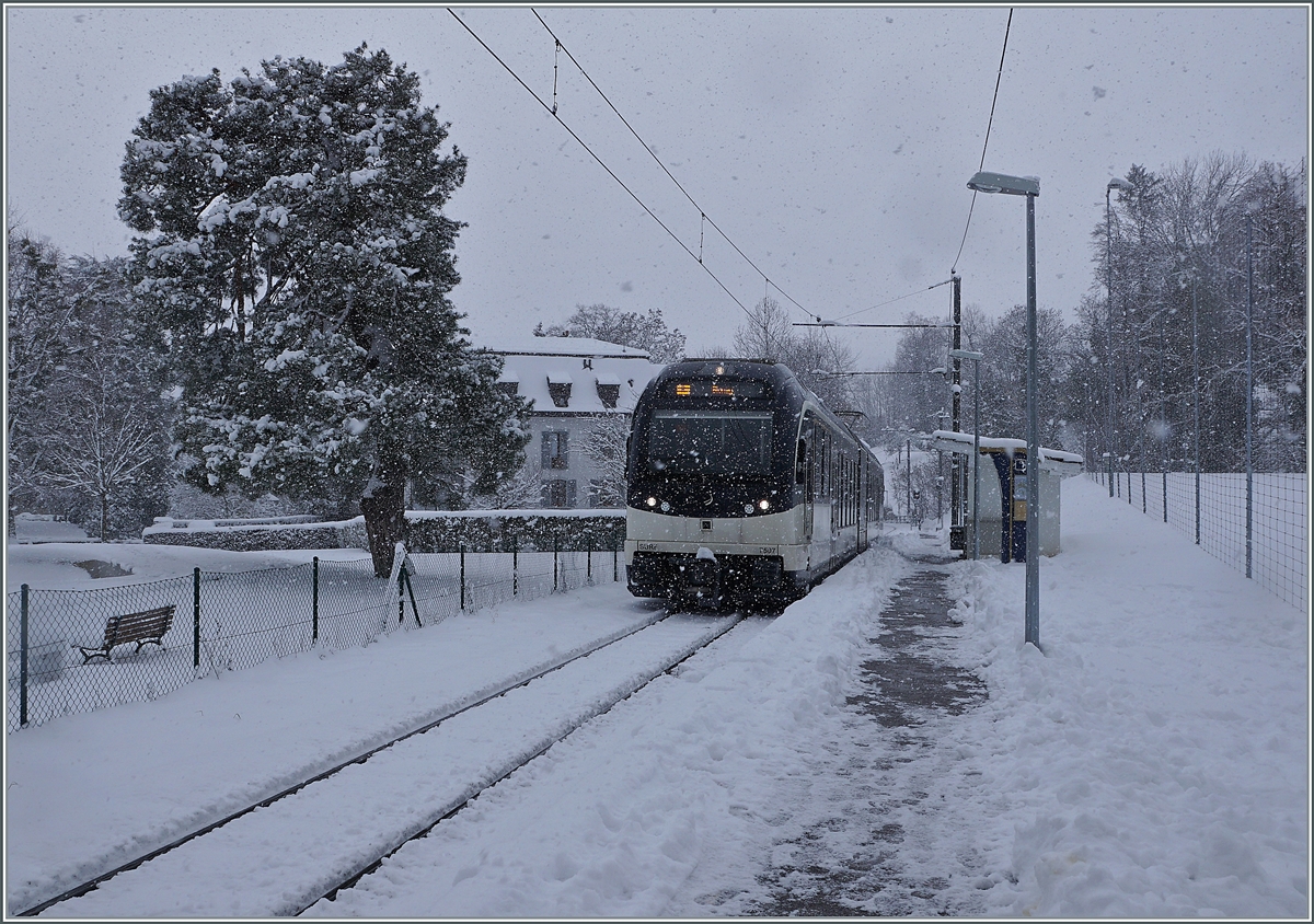 Der CEV MVR SURF ABeh 2/6 7507 erreicht bei reichlich Schneefall die Haltestelle Château de  Blonay. 

25. Jan. 2021