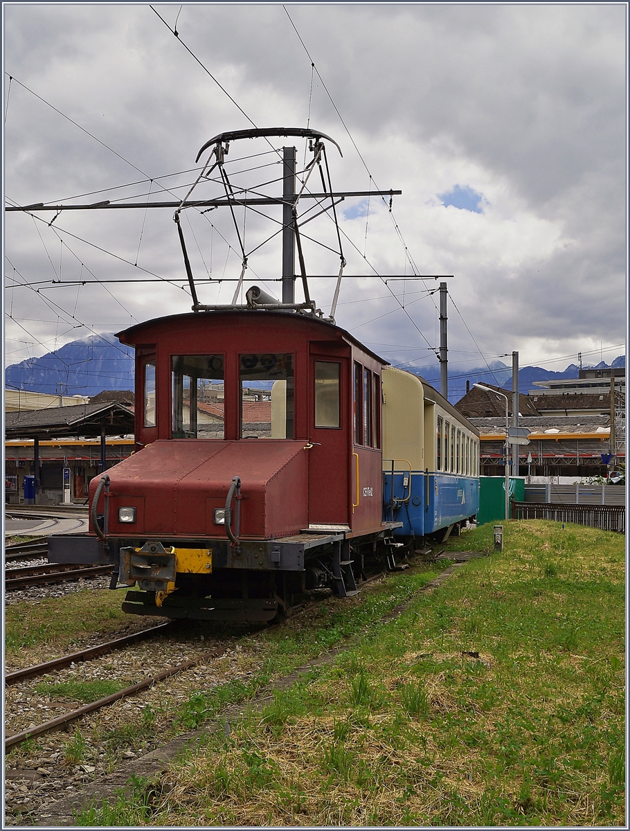Der CEV Te 2/2 82 steht aufgeb�gelt vor dem MOB B 221, welcher nicht wie bef�rchtet verschrottet wird, sondern mit andern Wagen (B 212-214, dem AB 308 und dem BD 206 der Edeis- La Mure Bahn in Frankreich abgegeben wurde. 

Vevey den 6. Juli 2020