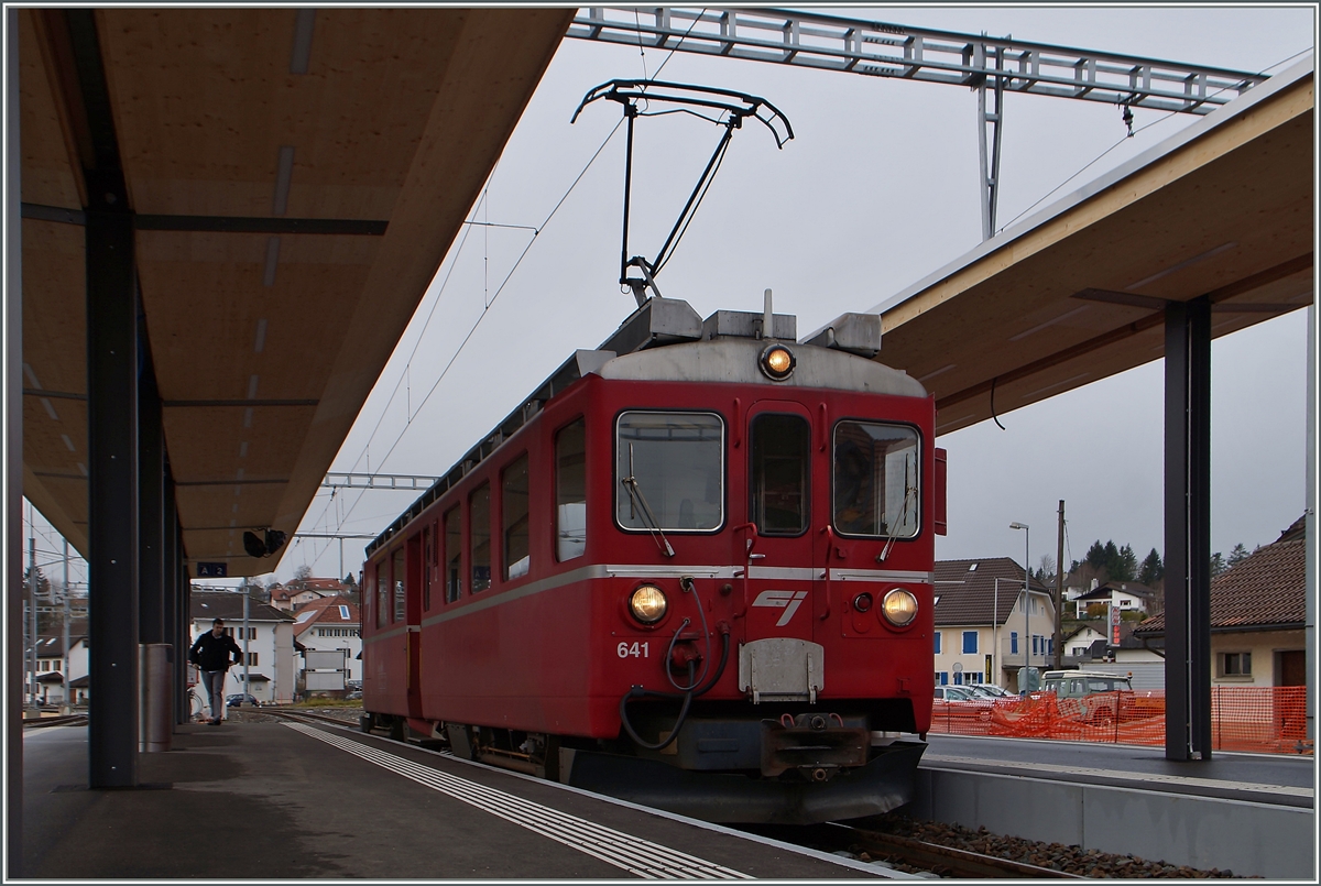 Der CJ  Arosabahntriebwagen  Bef 4/4 641 (ex RhB ABe 4/4) in Le Noirmont. 
17. Nov. 2014