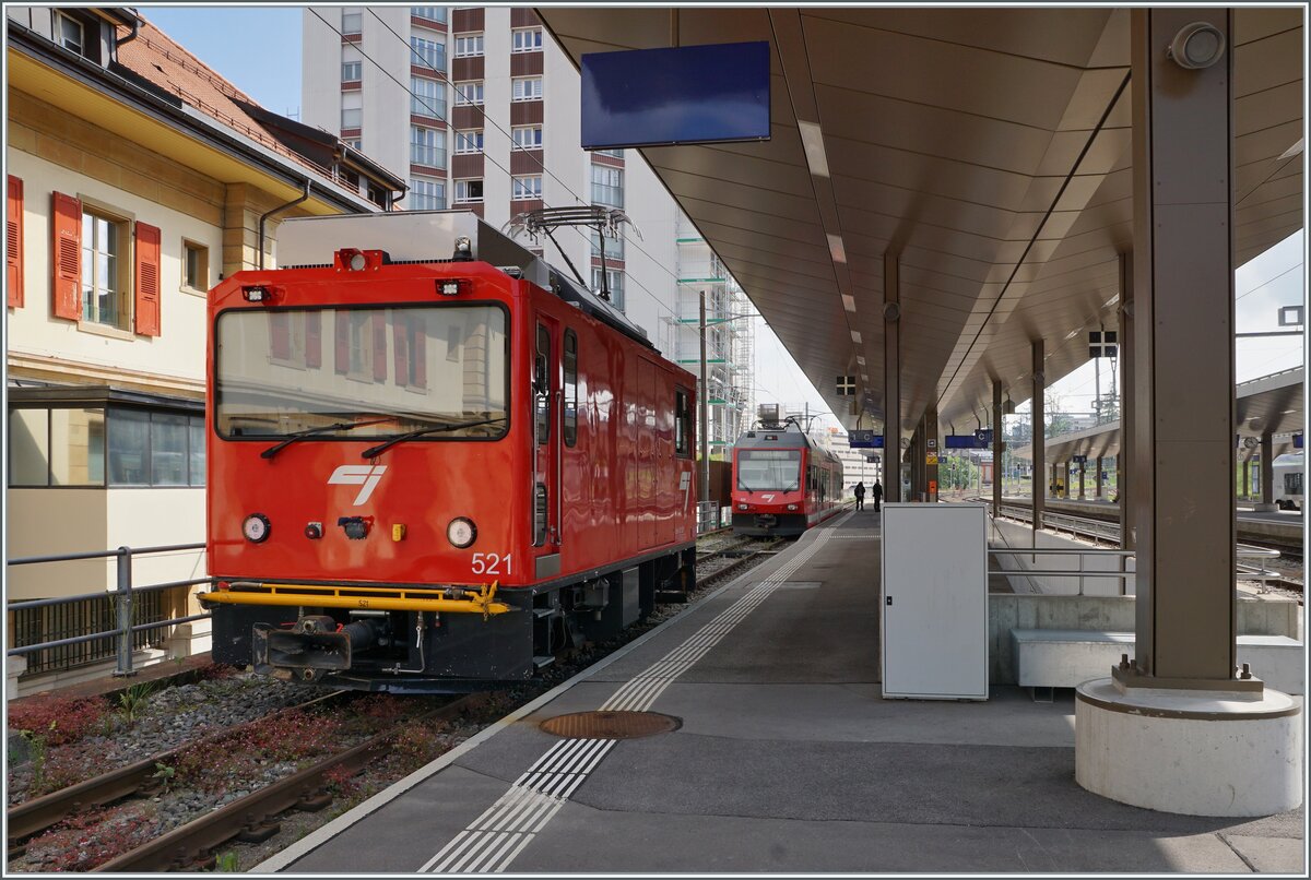 Der CJ Gem 2/2 521 (UIC 90 85 856 0521-9) wartet in La Chaux de Fonds, um nach der Abfahrt des GTW im Hintergrund wenig östlich von La Chaux-de-Fonds in  La Joux-Perret  Güterwagen für die Abfallverwertung abzuholen und in Richtung Le Noiremont abzuführen. 

26. Juni 2024