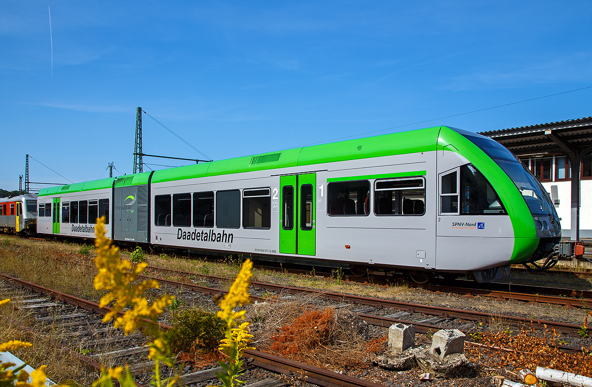 Der  Daadetalbahn  Stadler GTW 2/6 (95 80 0946 417-2 D-WEBA / 95 80 0646 417-5 D-WEBA / 95 80 0946 917-1 D-WEBA) der Westerwaldbahn GmbH (WEBA), ex VT 117 der Hellertalbahn, ist am 03.09.2016 im Bahnhof Betzdorf/Sieg abgestellt.

Dieser Triebwagen wurde 1999 bei DWA, Bautzen (Deutsche Waggonbau AG, heute Bombardier Transportation) unter der Fabriknummer 525/002 gebaut. Der elektrische Teil und die Fahrwerke sind von Adtranz (Schweiz). Nach der Auflösung der Hellertalbahn GmbH ging er (wie der VT 118) an die Westerwaldbahn GmbH.

Dieser GTW 2/6 mit dieselelektrischem Antrieb besteht aus: Dem mittigem Antriebsmodul (95 80 0646 417-5 D-HEB), auch Antriebscontainer genannt, dessen beiden Achsen angetrieben sind und das Fahrzeug bewegen. Die zwei leicht und niederflurig gebaute Endmodule (95 80 0946 417-1 D-HEB und 95 80 0946 917-2 D-HEB mit je einem Drehgestell stützen sich auf das Antriebsmodul, somit ergibt sich die Achsfolge 2'Bo'2. Es ergibt sich auch eine sehr gute Raumausnutzung der Endmodule, nur ist das Fahrzeug durch das Antriebsmodul in zwei Hälften geteilt und der Gang durch den Antriebscontainer nicht barrierefrei passierbar.

Die Antriebausrüstung besteht aus einem MTU 12V 183 TD 13 V 12 – Zylinder - Dieselmotor der seine 550 kW Leistung auf einen Dreiphasen-Generator überträgt der zwei Asynchronmotoren (Adtranz, 6 RIA 4548) antreibt. Die max. Leistung an den Rädern beträgt 420 kW, die Höchstgeschwindigkeit 120 km/h. Der kompl. Triebwagen hat eine Länge über Kupplung (Scharfenbergkupplung) von 38.660 mm und ein Eigengewicht von 52 t.

Weitere TECHNISCHE DATEN:
Spurweite: 1.435
Achsfolge: 2'Bo'2.
Länge über Scharfenbergkupplung: 38.660 mm
Breite: 3.000 mm
Höhe: 3.850 mm
Eigengewicht: 52 t
Drehgestellabstände: je 2.000 mm
Antriebsmotor: MTU 12V 183 TD 13
Treibraddurchmesser (neu): 860 mm
Laufraddurchmesser (neu): 680 mm
Höchstgeschwindigkeit: 120 km/h.
Max. Beschleunigung: 0,88 m/s²
Anfahrzugkraft: 62 kN
Sitzplätze: 120