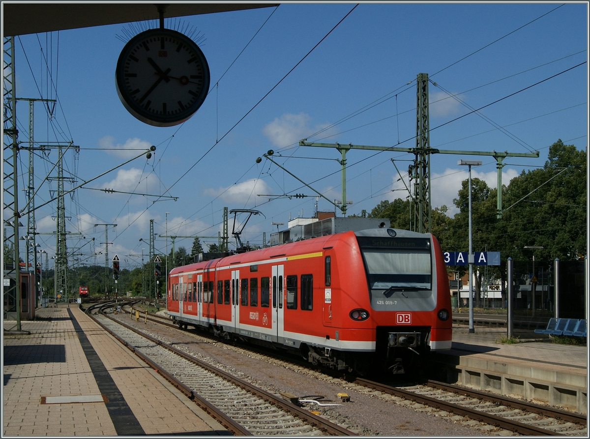 Der DB 426 009-7 verlässt Singen als RB 26816 nach Schaffhausen.
2. August 2015