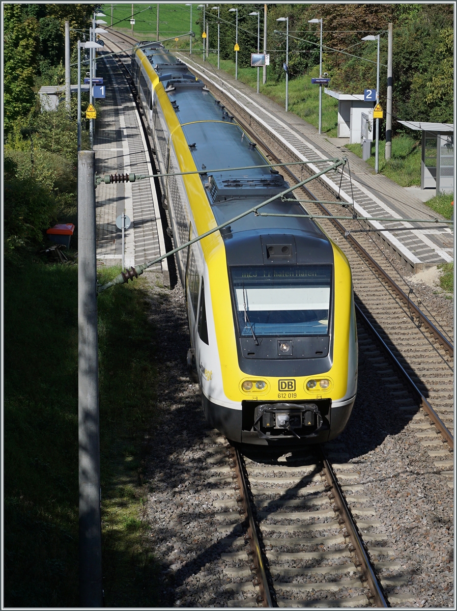 Der DB 612 019 und ein weiterer sind  bei Bietingen als IRE 3053 auf dem Weg vn Basel Bad. Bf. nach Friedrichshafen Hafen. 

19. Sept. 2022