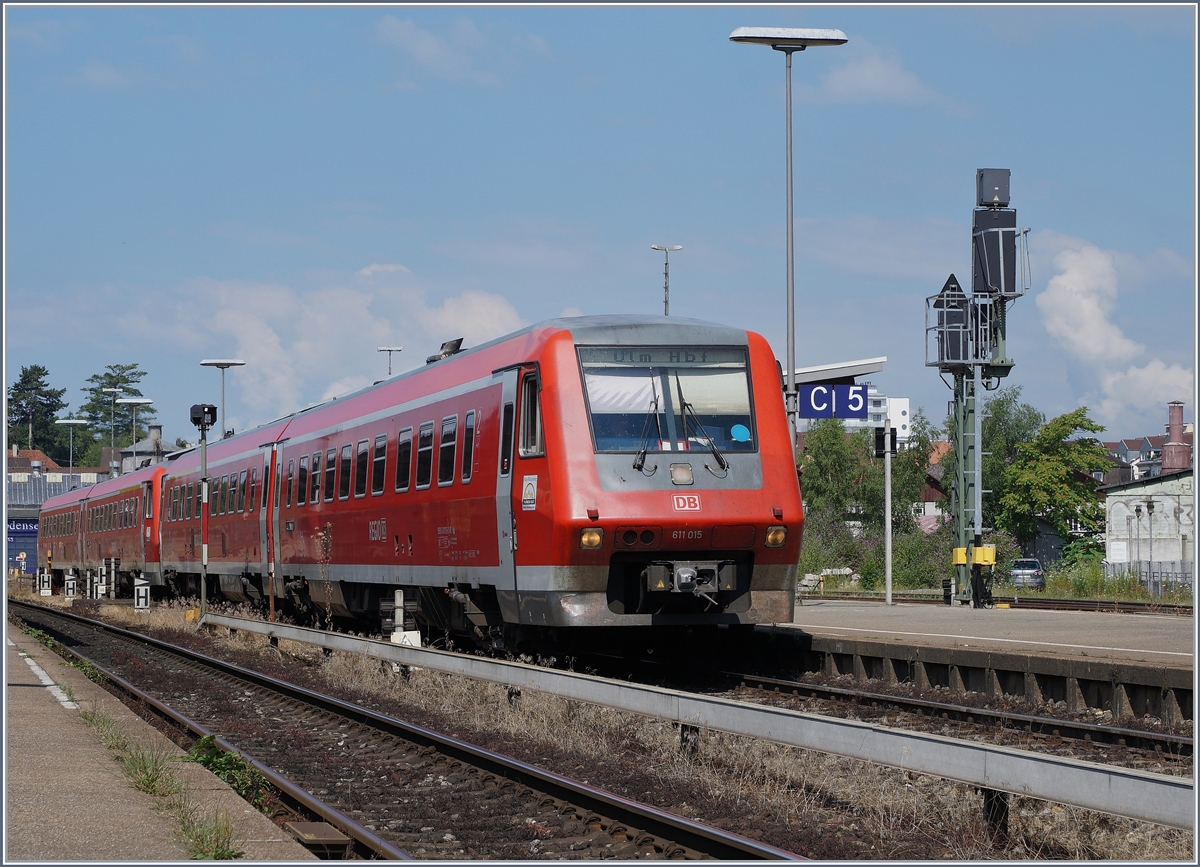 Der DB Vt 611 015 und ein weiterer als IRE 3043 von Radolzell nach Ulm beim Halt in Friederichshafen Stadt.
16. Juli 2016