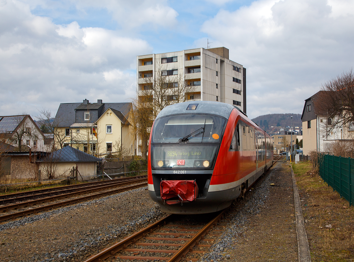 
Der Desiro 642 061 / 642 561 (95 80 0642 061-5 D-DB / 95 80 0642 561-4 D-DB) erreicht am 24.03.2018, als RB 94 (Erndtebrück – Bad Laasphe – Marburg) den Bf Biedenkopf. 

Der Dieseltriebzug vom Typ Siemens Desiro Classic wurde 2000 von Siemens in Uerdingen unter den Fabriknummern 91633 und 92093 gebaut. 

Einen lieben Gruß an den netten Tf zurück, der mich zuvor grüßte ich habe es leider erst am PC entdeckt.