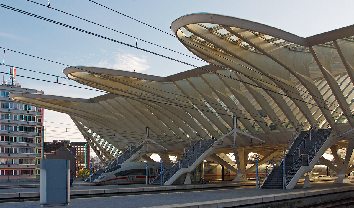 
Der deutsche ICE 3 M (BR 406) passt sehr gut zum belgischem Bahnhof Lüttich-Guillemins, hier am 18.10.2014.