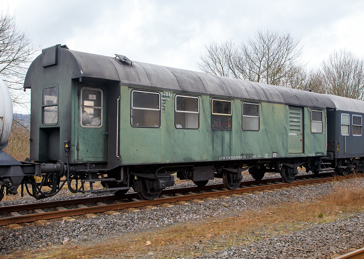 
Der Dienstwagen D-EFSK 75 80 93-25 016-2, Gattung D3, der Eisenbahnfreunde Treysa e.V, ex DB 8416 Ksl Dienst 3yg (B3yg), hier am 03.02.2018 im Zugverband im Bahnhof Hachenburg.

Der Dienstwagen wurde 1954 im Aw Karlsruhe aus einem Länderwagen umgebaut.	Der Wagen wird als Dienstgutwagen für Materialien und Betriebsstoffe genutzt (Dampflokbegleitwagen). für das Lokpersonal sind Schlaf Möglichkeiten vorhanden.

TECHNISCHE DATEN:
Spurweite: 1.435 mm
Länge über Puffer: 13,3 m
Eigengewicht: 18 t
