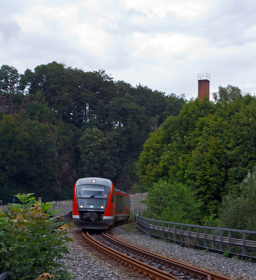 
Der Dieseltriebwagen 642 656 / 056 ein Siemens Desiro Classic der Erzgebigsbahn (DB Regio) erreicht gleich (am 26.08.2013) den Bahnhof Wolkenstein, hier gab es früher einen Anschluss an die Preßnitztalbahn(750 mm Schmalspurbahn Wolkenstein - Jöhstadt). 

Er fährt als RB 80 die Verbindung Chemnitz Hbf - Annaberg-Buchholz Süd.
