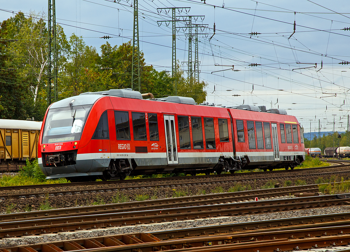 
Der Dieseltriebwagen 648 206 / 648 706 ein Alstom Coradia LINT 41 der Lahn-Eifel-Bahn fährt am 04.09.2020, als RB 23 (Mayen Ost-Koblenz-Limburg/Lahn),durch Koblenz-Lützel in Richtung Koblenz. Früher war der Triebwagen für die DreiLänderBahn an der Sieg unterwegs.