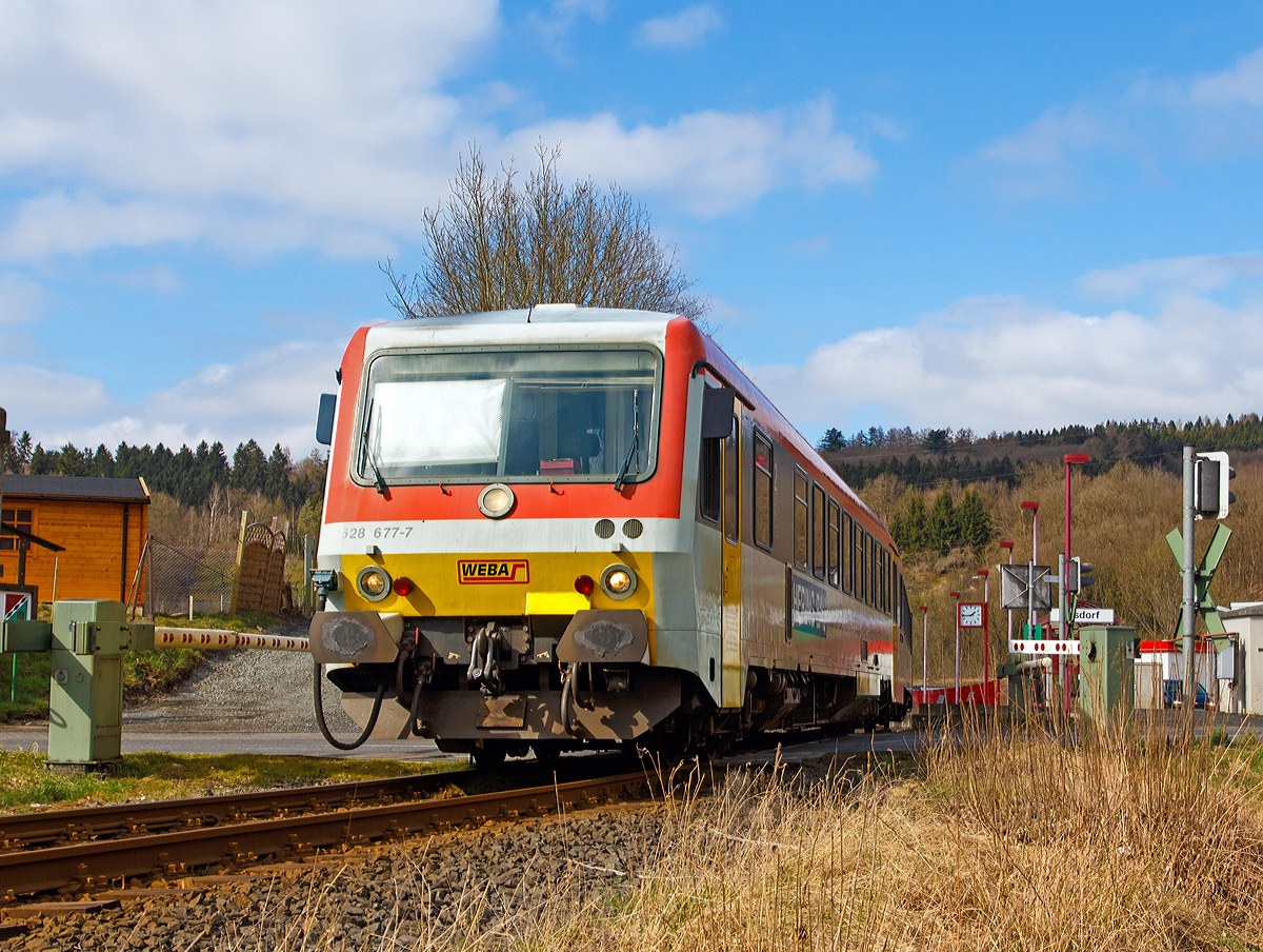 
Der Dieseltriebzug 628 677-7 / 928 677-4 der Westerwaldbahn (WEBA) fährt am 22.03.2015 vom Haltepunkt Alsdorf über den Bü Alsdorf nun weiter in Richtung Daaden. 
Er befährt die 10 km lange Daadetalbahn (KBS 463) als RB 97  Daadetalbahn  von Betzdorf/Sieg nach Daaden, hier bei km 0,5. 