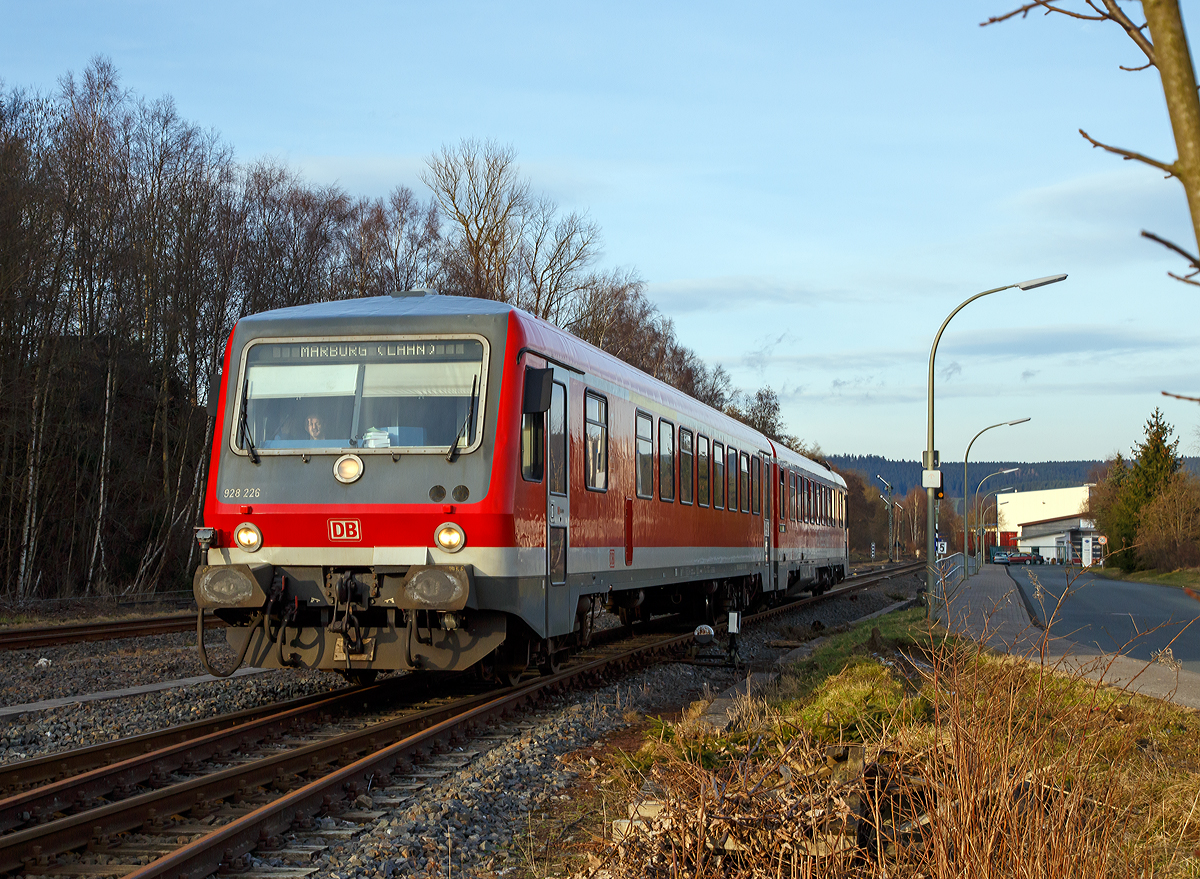 
Der Dieseltriebzug 928 226 / 628 226 (95 80 0928 226-9 D-DB / 95 80 0628 226-2 D-DB) der Kurhessenbahn (DB Regio) als RB 94  Obere Lahntalbahn  (Umlauf RB 23168), erreicht am 06.02.2016 Steuerwagen voraus nun bald den Zielbahnhof Erndtebrück. Er fährt auf der KBS 623  Obere Lahntalbahn  die Verbindung Marburg(Lahn) - Biedenkopf - Bad Laasphe - Erndtebrück.

Der Triebzug wurde 1988 von der DUEWAG (Düsseldorfer Waggonfabrik AG, ehemals Waggonbau Uerdingen) unter den Fabriknummern 88681 und 88680 gebaut. 

Deutlich kann man erkennen das dies ein Dieseltriebwagen der BR 628.2/928.2 ist, diese haben noch in dem unteren Bereich der Türen Fensterscheiben, diese wurden bei der Nachfolgebaureihe 628.4 weggelassen, da sie oft durch Steinschlag zu Bruch gingen. Auch sind die Züge der BR 628.2/928.2 um einen Meter kürzer als die der 628.4/928.24. Zudem ist die Leistung des Motors um 20% geringer, da diese noch keine Ladeluftkühlung besitzen.

TECHNISCHE DATEN:
Spurweite: 1.435 mm (Normalspur)
Achsformel: 2'B' + 2'2'
Gattungszeichen: BD (Triebwagen) / ABD (Steuerwagen)
Leistung: 410 kW (560 PS)
Motor: wassergekühlter V12-Zylinder Daimler-Benz Unterflur-Dieselmotor vom Typ DB OM 444 A
Höchstgeschwindigkeit: 120 km/h
Leistungsübertragung: dieselhydraulisch
Eigengewicht: 76 t (BD 38t und ABD 28 t)
Länge über Puffer: 45.400 mm
Drehzapfenabstände: 15.100 mm / 6.700 mm / 15.100 mm
Achsabstand im Drehgestell: 1.900 mm
Fußbodenhöhe über SO: 1.210 mm
Trieb- und Laufraddurchmesser : 770 mm
kleinster befahrbarer Gleisbogenhalbmesser: R 125 m
Sitzplätze: 10 (in der 1.Klasse) / 133 (in der 2. Klasse)
