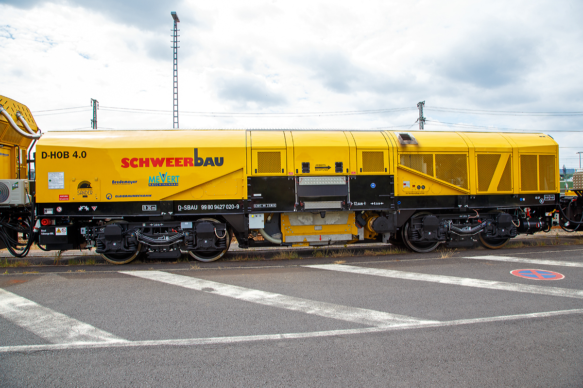 
Der Drehhobel D-HOB 2500 IV (D-HOB 4.0) der Schweerbau ist am 07.07.2019 beim ICE-Bahnhof Montabaur abgestellt.

Hier der Technologieträger D-HOB 2500 IV (D-HOB 4.0), Schweres Nebenfahrzeug-Nr. D-SBAU 99 80 9427 020-9, mit dem eigentlichen Drehhobel. Die Fahrzeugtechnik wurde 2018 von der GBM Gleisbaumechanik Brandenburg/H. GmbH unter Fabriknummer  089 004 gebaut. Arbeitstechnik ist von der Firma Mevert Maschinenbau GmbH, Lauenhagen.

Der Drehhobel D-HOB 2500 IV ist ein auf zwei 2-achsigen Drehgestellen laufendes Fahrzeug, das bewusst so ausgelegt wurde, dass ein Einsatz sowohl auf Vollbahnen als auch in verschiedenen Metro-Netzen, z.B. Paris, London, möglich ist. Im Bereich der Deutschen Bahn dürfen Strecken mit einer zugelassen Höchstgeschwindigkeit bis 300 km/h bearbeitet werden.

TECHNISCHE DATEN (Drehhobel D-HOB 2500 IV):
Spurweite: 1.435 mm
Anzahl der Achsen: 4 in zwei Drehgestellen (mit Hydrodynamischen Antrieb für den Arbeitsantrieb)
Achsformel im Arbeitsbetrieb (vermutlich): Bo´Bo´
Länge über Puffer: 12.640 mm
Drehzapfenabstand: 6.540 mm
Achsabstand im Drehgestell: 1.800 mm
Laufraddurchmesser: 920 mm (neu) / 860 mm (abgenutzt)
Breite: 2.540 mm
Höhe: 2.833 mm
Gewicht: 47 t
Nutzlast: 1,0 t
Motorleistung: 354 kW
