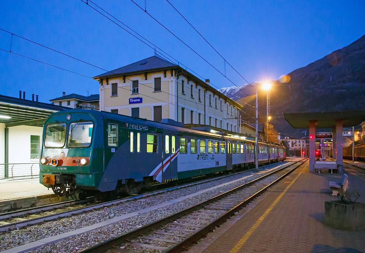 
Der dreiteilige Ale 582 018 (ALe.582 018 /Le.763 1xx /Le.562 040) der Trenord steht am Abend des 18.02.2017 im Bahnhof Tirano, als Regionalzug nach Sondrio (dt. Sünders), bereit. 

Diese Elektrische Triebzüge wurden nach dem Vorbild der ALe 724 zwischen 1987 und 1991 gebaut.

TECHNISCHE DATEN:
Triebwagen ALe 582
Nummerierung:   ALe 582 001-090
Gebaute Einheiten: 90
Baujahre: 1987 - 1989
Hersteller:  Breda Pt - Marelli, Fiore - Ansaldo, Fiore – Lucana
Spurweite: 1.435 mm (Normalspur)
Achsfolge: Bo 'Bo'
Länge über Puffer: 26.115 mm
Drehzapfenabstand: 18.640 mm
Achsabstand im Drehgestell: 2.560 mm
Raddurchmesser:  860 mm
Eigengewicht: 54 t
Anzahl der Motoren: 4
Motortyp: 4 EXH 4046
Übersetzungsverhältnis:  30/75
Stundenleistung:  4 x 315 kW = 1.260 kW
Dauerleistung: 4 x  280 kW = 1.120 kW
Höchstgeschwindigkeit: 140 km/h
Stromsystem: 3 kV DC 
Sitzplätze: 17 (1.Klasse) -  41 (2. Klasse)

Mittelwagen Le 763
Nummerierung:   Le 763.101 – 163
Gebaute Einheiten: 163
Baujahre: 1987 – 1991
Hersteller:  Fiore, Stanga
Achsfolge: 2' 2'
Länge über Puffer: 25.780 mm
Drehzapfenabstand: 18.640 mm
Achsabstand im Drehgestell: 2.560 mm
Raddurchmesser:  860 mm
Eigengewicht: 30 t
Höchstgeschwindigkeit: 140 km/h
Sitzplätze: 76 in der 2.Klasse

Steuerwagen Le 562
Nummerierung:   Le 562.001 - 068
Gebaute Einheiten: 68
Baujahre: 1987 – 1989
Hersteller:  OMS - Ansaldo, Fiore - Ansaldo
Achsfolge: 2' 2'
Länge über Puffer: 26.115 mm
Drehzapfenabstand: 18.640 mm
Achsabstand im Drehgestell: 2.560 mm
Raddurchmesser:  860 mm
Eigengewicht: 30 t
Höchstgeschwindigkeit: 140 km/h
Sitzplätze: 56 in der 2.Klasse