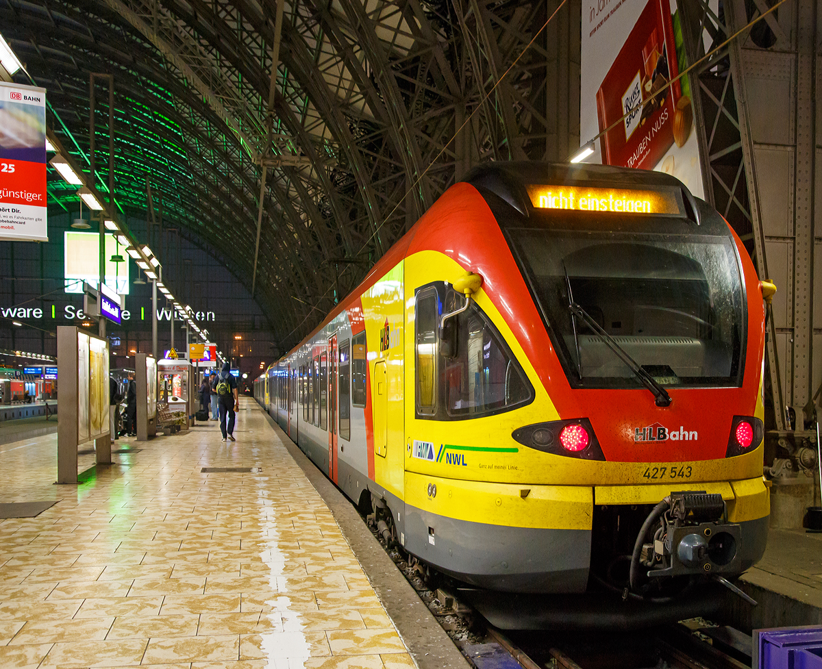
Der dreiteilige Stadler FLIRT 427 543 / 429 043 gekoppelt mit dem fünfteiligen Stadler FLIRT 429 044 / 429 545 der Hessische Landesbahn GmbH (HLB) ist am frühen Morgen des 05.10.2015 (pünktlich), als HLB24901 bzw. RE 40  Main-Sieg-Express  (Siegen - Wetzlar - Bad Nauheim - Frankfurt am Main Hbf) in den Hauptbahnhof Frankfurt am Main eingefahren. 

Dieser Zug hält nicht Gießen, so muss er die Fahrtrichtung nicht wechseln.