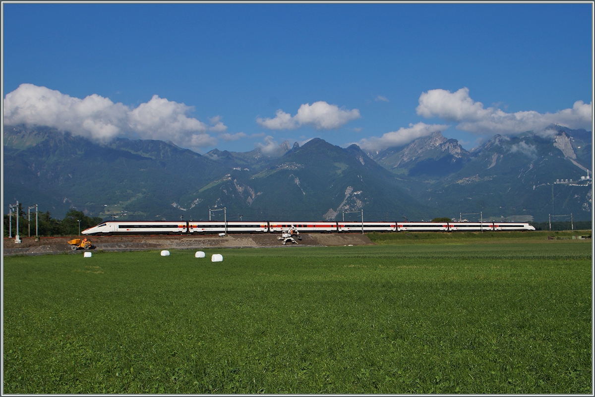 Der EC 37 kurz vor Aigle mit  etwas Baustelle  im linken Bildteil. 
27. Mai 2015