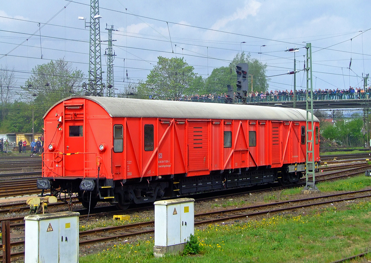 Der ehemalige in Bebra stationierte Einheitshilfsgerätewagen (Einheitshilfszuggerätewagen) 60 80 99-11 026-1 (D-DB 60 80 9911 080-1) der Gattung Ehg 388 (ex 368.1), der DB Netze AG (DB Netz Notfalltechnik), ex DB Ksl 5600 Einheitshilfsgerätewagen 368.1, ex 2x Mci, ist am 01.05.2010 beim Bahnhof Bebra abgestellt. Wegen den 2. Bebraer Dampftage war die Brücke im Hintergrund gut von Fotografen gefüllt.

Der Wagen wurde 1962 aus einem Mci Wagen im AW München-Neuaubing zu dem DB Ksl 5600 der Gattung Ehg 368.1 umgebaut.

Er war einer von 53 in Deutschland stationierten Wagen der Deutsche Bahn AG. Diese verfügten über Hilfsmittel und Bahnspezifischen Ausrüstungen zur Bewältigung von Unglücksfällen mit Zügen. Insbesondere verfügen sie über Auffangbehälter, Dichtungsmaterialien, Bahnspezifische Armaturen und Hebe- und Zuggeräte für große Lasten. Er war dann mit einem Leiter und sechs Mitarbeitern besetzt. Diese unterstützen vor Ort mit den im Wagen vorhandenen Gerätschaften die Hilfskräfte vor Ort (Feuerwehr, THW). Im Havarie- bzw. Unglücksfall wird der Wagen über das Notfallmanagement der DB AG angefordert. Heute sind die Ehg 388 durch die moderneren AOC-Hilfszugwagen ersetzt. So ging dieser Wagen 2018 an die Fa. Steil nach Eberswalde zur Verschrottung.

TECHNISCHE DATEN:
Hersteller (Umbau)/Umbaujahr: AW München-Neuaubing / 1962
Gattung: Ehg 388
Spurweite: 1.435 mm (Normalspur)
Anzahl der Achsen: 4
Länge über Puffer: 23.000 mm
Drehzapfenabstand: 15.500 mm
Achsabstand im Drehgestell: 2.150 mm
Laufraddurchmesser: 940 mm (neu)
Höchstgeschwindigkeit:120 km/h
Eigengewicht: 34 500 kg
Nutzlast: 8 t
Bremse: KE-GP
