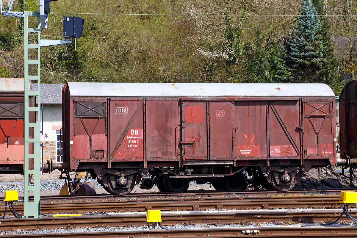 Der ehemalige DB Bahnhofswagen 61 891 GV Kassel bzw. ex DB Gl G�terwagen, am 12.04.2015 in Linz am Rhein abgestellt. 
Der Wagen geh�rt heute der EVG - Eifelbahn Verkehrsgesellschaft mbH in Linz.