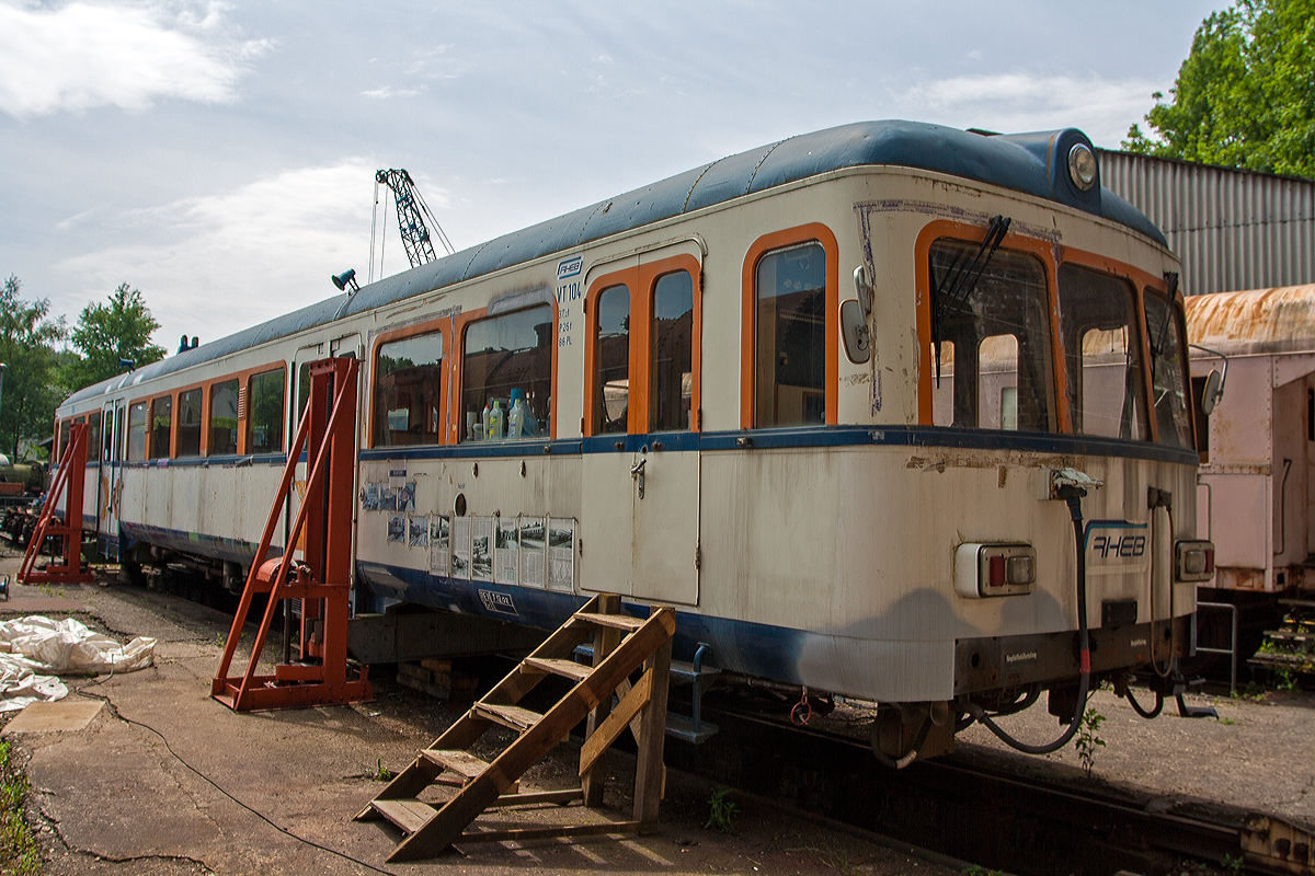Der ehemalige VT 104 der RHEB (Rheinhessische Eisenbahn GmbH), ex VT 104 der SWEG (Südwestdeutsche Eisenbahn-Gesellschaft), ex VT 104 DEBG (Deutsche Eisenbahn-Betriebs-Gesellschaft), am 07.06.2014 im Eisenbahnmuseum Dieringhausen.

Der Esslinger Triebwagen, kurz „Esslinger“, wurde 1952 von der Maschinenfabrik Esslingen unter der Fabriknummer 23498 gebaut und als DEBG VT 104 am die Deutsche Eisenbahn-Betriebs-Gesellschaft. Bereits 1963wurde das Fahrzeug an SWEG - Südwestdeutsche Eisenbahn-Gesellschaft verkauft, 2000 ging er an die RHEB - Rheinhessische Eisenbahn GmbH und seit 2009 ist er hier im Museum.

Anfang der 1950er Jahre wurden von der Maschinenfabrik Esslingen für Klein- und Privatbahnen diese VT entwickelt. In zwei Bauserien entstanden insgesamt 31 Triebwagen (VT), hinzu kamen acht Beiwagen (VB) und elf Steuerwagen (VS).

