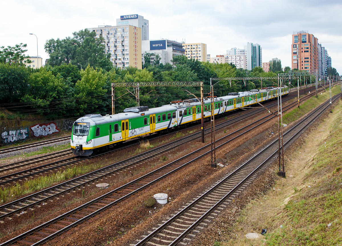 
Der EN57AL - 1698 rh (94 51 2 120 489-1 PL -KMKOL) der Koleje Mazowieckie (Masowische Eisenbahnen), gekuppelt mit einem weiteren EN57AL, erreichen am 26.06.2017 bald als Regionalzug den Bahnhof Warszawa Ochota. 

Diese EN57 (Pafawag vom Typ 5B/6B) wurden zwischen 2014 bis 2015 von ZNTK „Mińsk Mazowiecki” modernisiert.