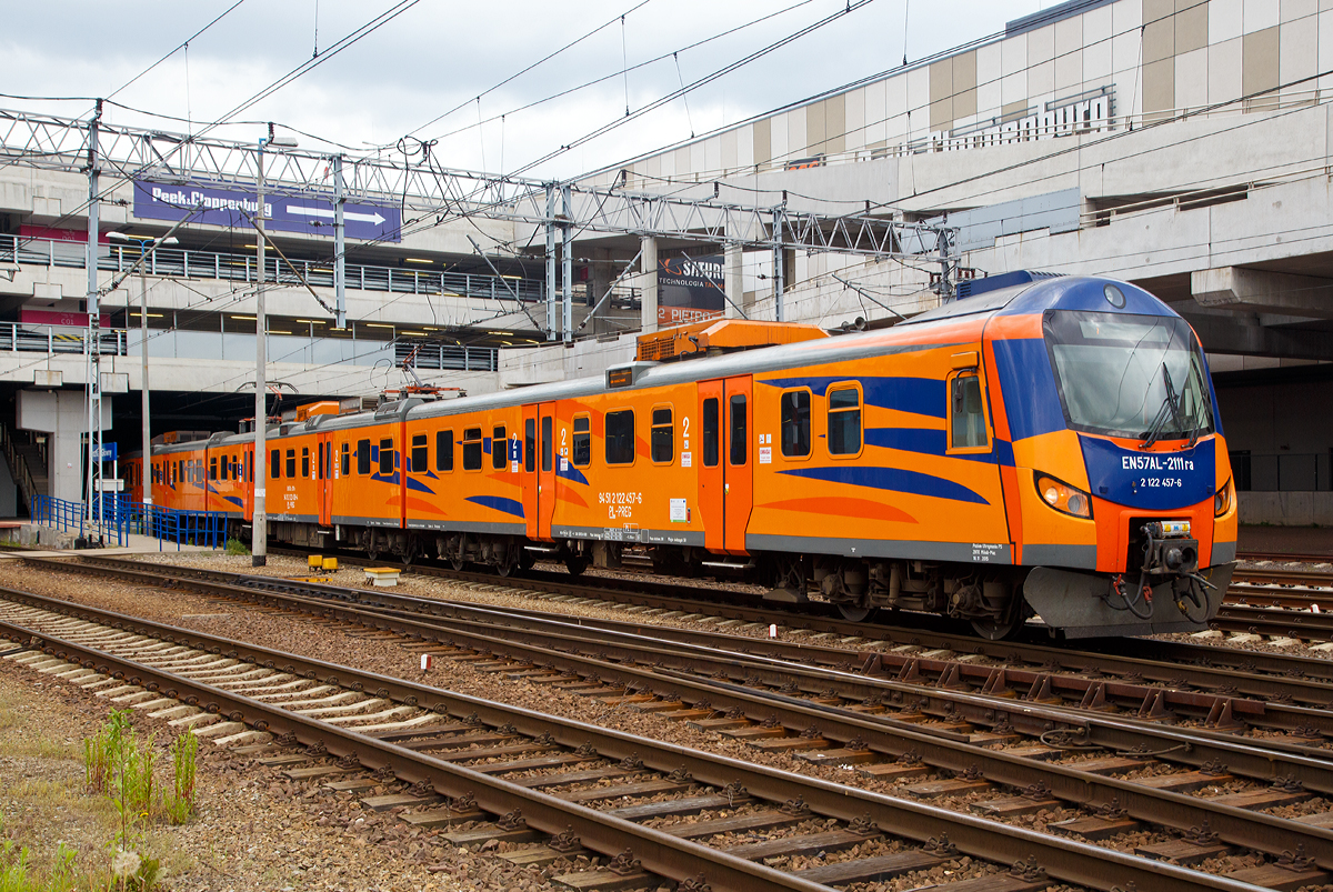 
Der EN57AL-2111 (94 51 2 122 457-6 PL-PREG / 94 51 2 122 458-4 PL-PREG und 94 51 2 122 459-2 PL-PREG) ein modernisierter Triebzug vom Typ Pafawag 5B/6B der POLREGIO (Przewozy Regionalne Sp. z o.o.), ex EN57-1685, fährt am 25.06.2017 vom Hauptbahnhof Posen (Poznań Główny) in den Abstellbereich.

Der Triebzug wurde 1987 von PaFaWag in Wrocław unter der Fabriknummer 563 gebaut und als EN57-1685 an die PKP geliefert, seit 2008 bei der POLREGIO wurde er 2015 modernisiert und in EN57AL-2111 umbenannt.

Die Baureihe EN57 ist eine Baureihe dreiteiliger elektrischer Triebwagen ursprünglich der Polnischen Staatsbahnen (PKP). Seitdem der Nahverkehr aus diesen herausgelöst wurde, fahren sie für die jeweilige Nachfolgegesellschaft, hauptsächlich Przewozy Regionalne, teilweise (wie hier) erheblich modernisiert.

Die Elektrischen-Triebzüge EN57 bestehen aus einer festen Konfiguration von drei Fahrzeugteilen, zwei Steuerwagen (Herstellerbezeichnung 5B) und einem Triebwagen (Herstellerbezeichnung 6A) dazwischen. Scharfenbergkupplungen an den Enden ermöglicht das Zusammenkuppeln mehrerer Triebzüge.

TECHNISCHE DATEN:
Nummerierung (Auslieferzustand): 001–130; 601–1828; 1900–1953
Gebaute Anzahl: 1412
Hersteller: PaFaWag in Wrocław
Baujahre: 1961–1993
Spurweite: 1.435 mm (Normalspur)
Achsformel: 2'2'+Bo'Bo'+2'2'
Länge über Kupplung: 64.970 mm
Breite: 2.880 mm
Höhe: 3.720 mm
Treibraddurchmesser: 1.000 mm
Laufraddurchmesser: 920 mm
Dienstgewicht: 126,5 t
Höchstgeschwindigkeit: 110 km/h erste Serie, später 120 km/h
Leistung: 4×145 kW (1.Serie) / 4×175 kW (2.Serie) / 4×250 kW (3.Serie)
Stromsystem: 3 kV DC
Anzahl der Fahrmotoren: 4
Kupplungstyp: Scharfenbergkupplung
Sitzplätze: 212
