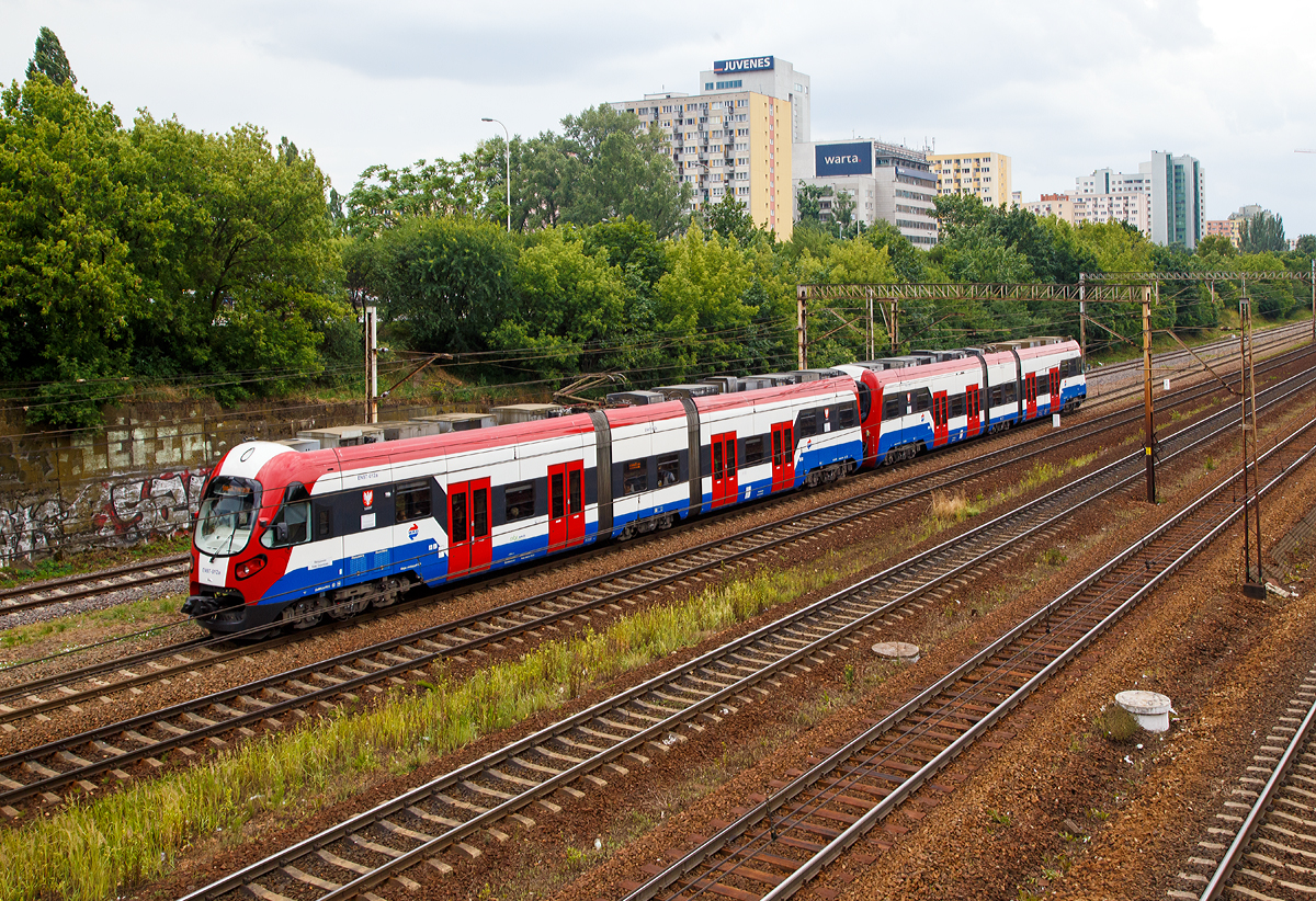 
Der EN97 – 012 ein Pesa 33WE der WKD (Warszawska Kolej Dojazdowa) hat am 26.06.2017 gerade den Bahnhof Warszawa Ochota verlassen.

Für die Umsetzung der Erhöhung der FahrIeitungsspannung bei der WKD von 600 auf 3.000 Volt Gleichstrom lieferte PESA in 2011/12 insgesamt 14 Zweisystem-Einheiten der neuen Baureihe EN97. Technisch gesehen sind die EN97Halbzüge mit nur je einem Führerstand und am führerstandslosen Ende aneinander gekuppelt.
Bei den Halbzügen sind die beiden Endwagenkasten mit ihren Triebdrehgestellen auf einem kurzen Mittelteil aufgesattelt, welches auf einem Laufdrehgestell ruht. Jedes Drei-Wagen-Modul (Halbzug) besitzt einen geräumigen Führerstand an einem Ende des Fahrzeugs, während ein zusätzliches Bedienfeld am anderen Ende das Führen des Halbzuges erleichtert, wenn die Einheiten getrennt werden. Bei Rangierfahrten kann so ein einzelner Halbzug in jeder Richtung mit geringer Geschwindigkeit bewegt werden.  

Acht über lGBT-Umrichter angesteuerte Drehstrom-Asynchronmotoren gewährleisten eine entsprechende Beschleunigung, wobei die Drehstromtraktionsausrüstung im Wesentlichen auf dem Dach angeordnet ist. Die Fahrzeuge können bis zu 500 Personen befördern. Die zweistufige Federung besitzt Luftfedern als Sekundärfederung zur Komfort-Verbesserung. Klimatisierte Führerstände und Innenräume sowie die großzügig ausgeführten Fahrgasträume bieten komfortable Reisebedingungen. Acht breite Türen mit ihren niedrigen Einstiegsbereichen (500 mm über SOK) erleichtern das Ein-und Aussteigen. Visuelle und akustische Fahrgastinformation, Videoüberwachung innen und außen, sowie vandalismusresistente, doch durchaus dem Auge gefällige Sitze sorgen für eine komfortable und sichere Fahrt. 

Zwar bilden die EN97 heute das Rückgrat der WKD, doch nicht ganz ohne Probleme. So erfordern die Laufflächen der Räder ein häufiges Abdrehen. Dies führt zu längeren Ausfallzeiten, da die WKD keine eigene Radsatzdrehbank besitzt.

TECHNISCHE DATEN (Vollzug):
Gebaute Stückzahl: 14
Baujahre: 2011 bis 2012
Spurweite: 1.435 mm
Achsfolge: Bo’2’Bo’+Bo’2’Bo’
Länge über Kupplung: 60.000 mm
Drehzapfenabstand:
Achsabstand im Triebdrehgestell: 2.300 mm
Achsabstand im Laufdrehgestell: 2.100 mm
Lauf- und Treibraddurchmesser (neu): 850 mm
Dienstgewicht: 101,5 t
Dauerleistung: 8 x 180 kW = 1.440 kW
Höchstgeschwindigkeit: 80 km/h
Startbeschleunigung:  1,2 m/s²
Stromsystem: 600 V DC / 3000 V DC
Sitzplätze: 124
Motorentyp: TME42-26-4
