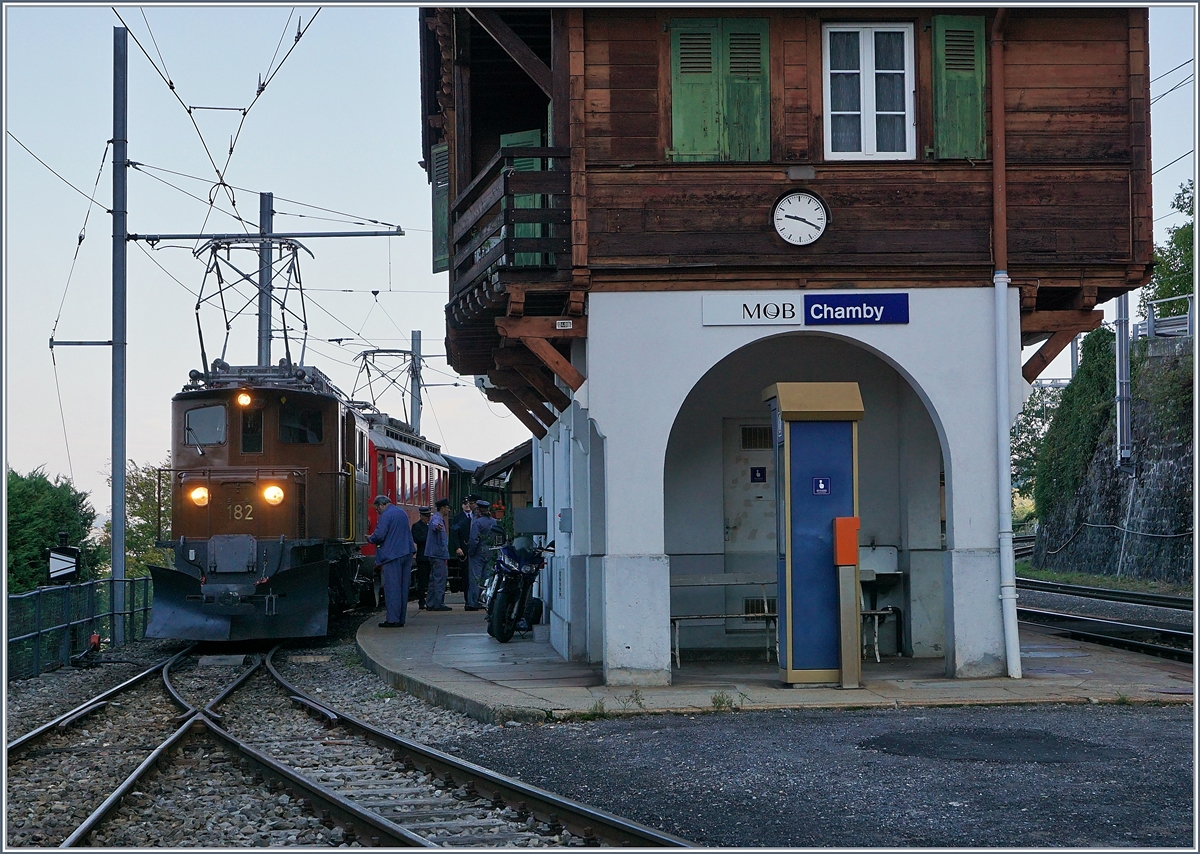 Der erste Zug des Mega Bernina Festivals: die Ge 4/4 182 und der ABe 35 machen sich auf die Fahrt nach Montreux. 
Chamby, den 8. Sept. 2018