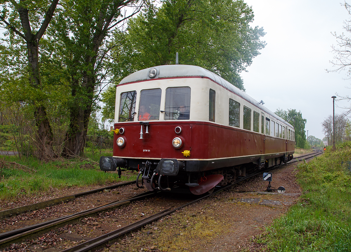 
Der Esslinger-Verbrennungstriebwagen 95 80 0301 035-1 D-CLR der  Cargo Logistik Rail Service GmbH frei. (angeschrieben 95 80 0303 027-6 D-CLR ist wohl falsch) fährt am 06.05.2017 zum Haltepunkt Magdeburg Wirtschaftshafen West. Während des traditionellen Familienfestes der Magdeburger Eisenbahnfreunde e.V. (am 06. und 07.05.2017) wurden auch mit dem Esslinger Triebwagen von Cargo Logistik Rail Service Pendelfahrten angeboten.

Der Esslinger-VT wurde 1951 unter der Fabriknummer 23350 als T7 für die AKN gebaut.

Lebenslauf:
1951     Altona - Kaltenkirchen - Neumünster Eisenbahn AG  AKN  T 7
1963     Tegernsee-Bahn Betriebsgesellschaft  TBG  VT 26
1967     Frankfurt-Königsteiner Eisenbahn  FKE  VT 90
1981     RBG  Regental Bahnbetriebs GmbH VT 03
2001     BBG Stauden  (Staudenbahnfreunde)  BBG 05
2005     Dampflok-Gemeinschaft e.V., Braunschweig /Privat   DTW 01  Anton  (95 80 0301 035-1 D-LWB)
2017     Cargo Logistik Rail Service GmbH (95 80 0301 035-1 D-CLR)
 
TECHNISCHE DATEN:
Fabriknummer:   23350
Spurweite: 1.435 mm
Achsfolge:  B'2'
Länge über Puffer: 23.530 mm
Gewicht: 37 t (bei 2/3 Vorräten)
Höchstgeschwindigkeit: 80 km/h
Motor:  Caterpilar Motor Cat 2986
Bremsgewicht:  P: 44 t (Handbremse 17t)